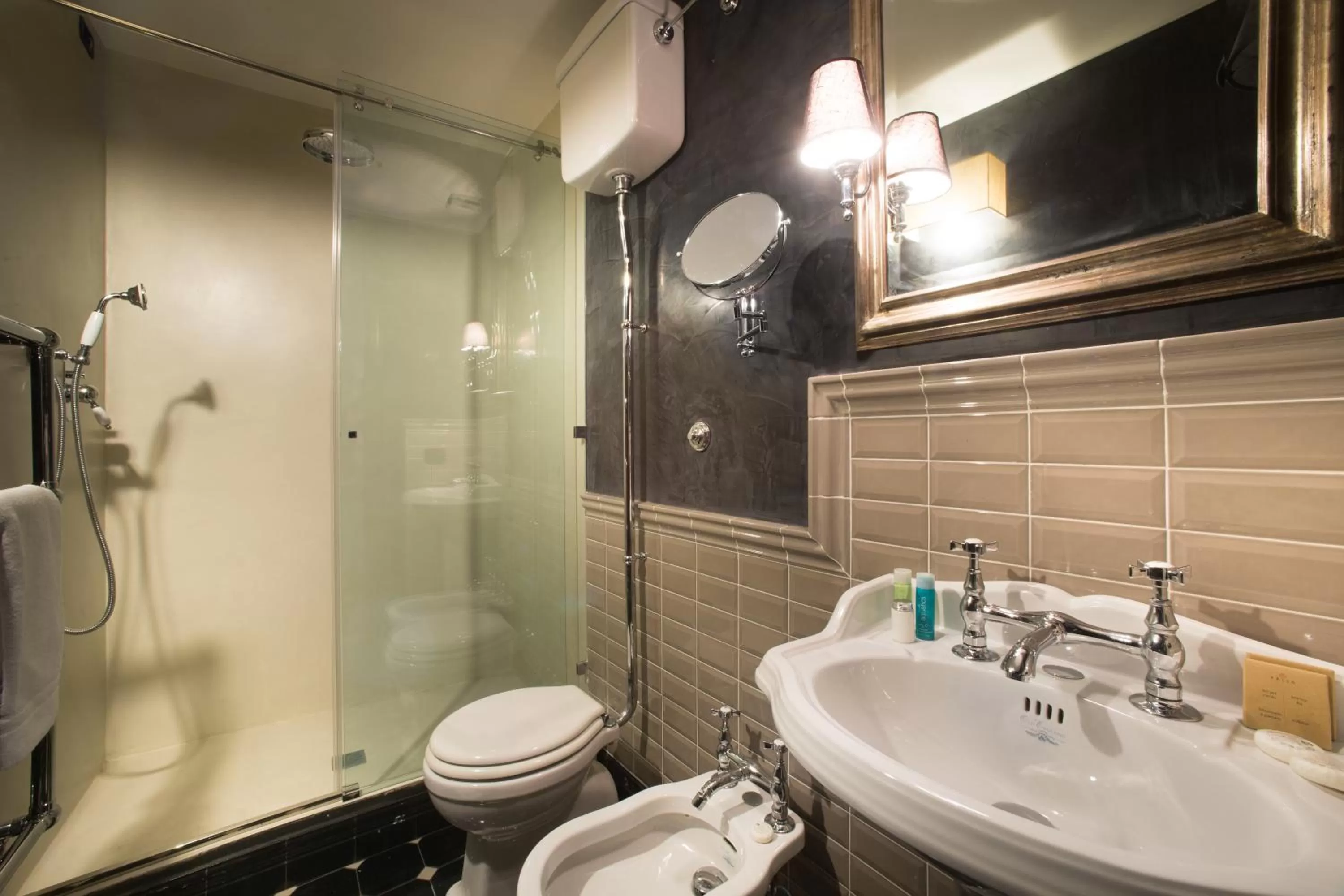 Shower in Boutique B&B Torre de' Conti