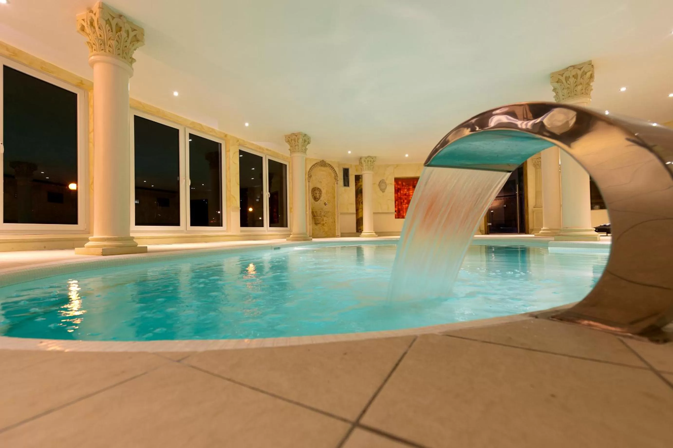Swimming pool in Hôtel du Parc, Restaurant, Spa & Wellness