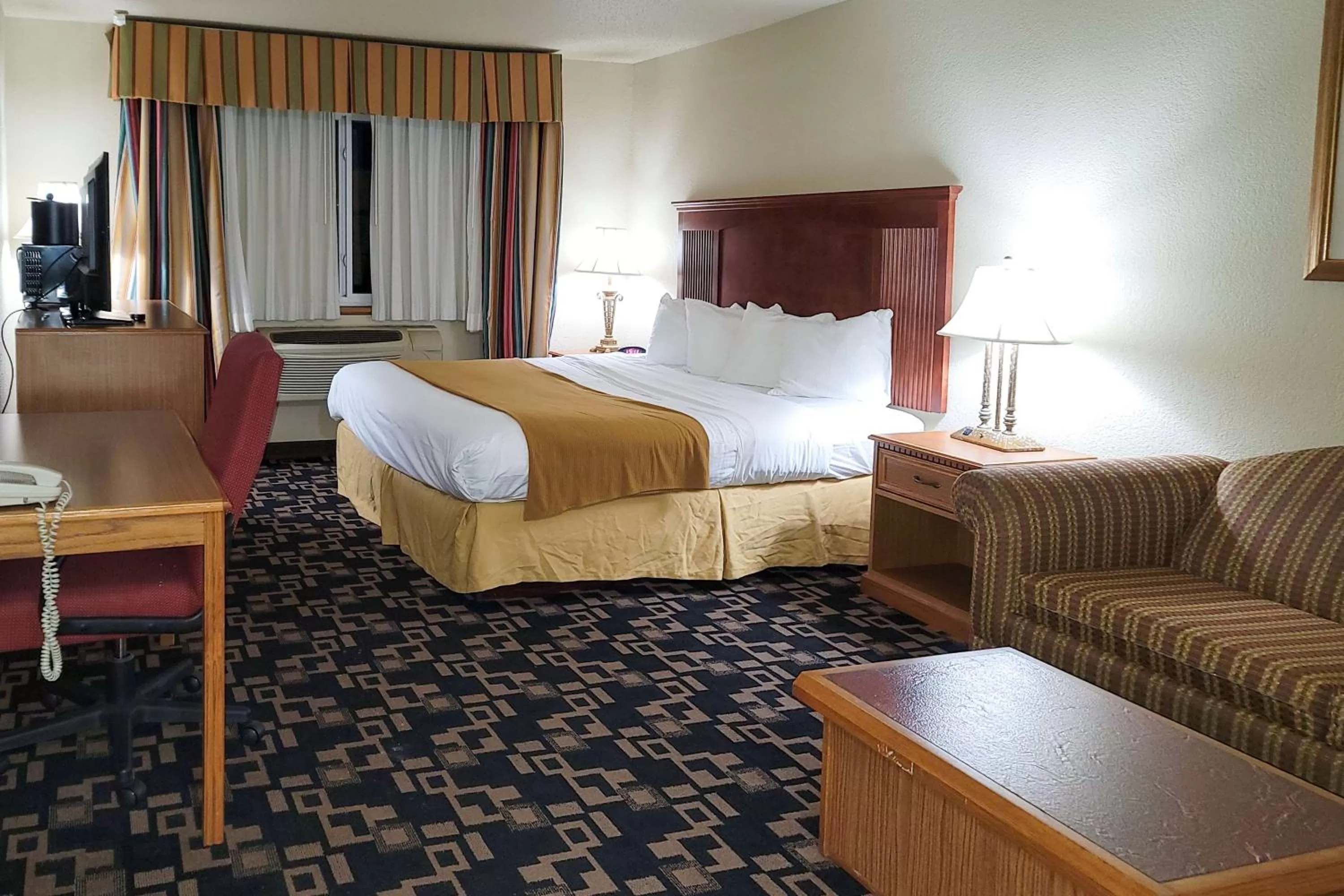 Photo of the whole room, Bed in Comfort Inn & Suites Shakopee Downtown Area