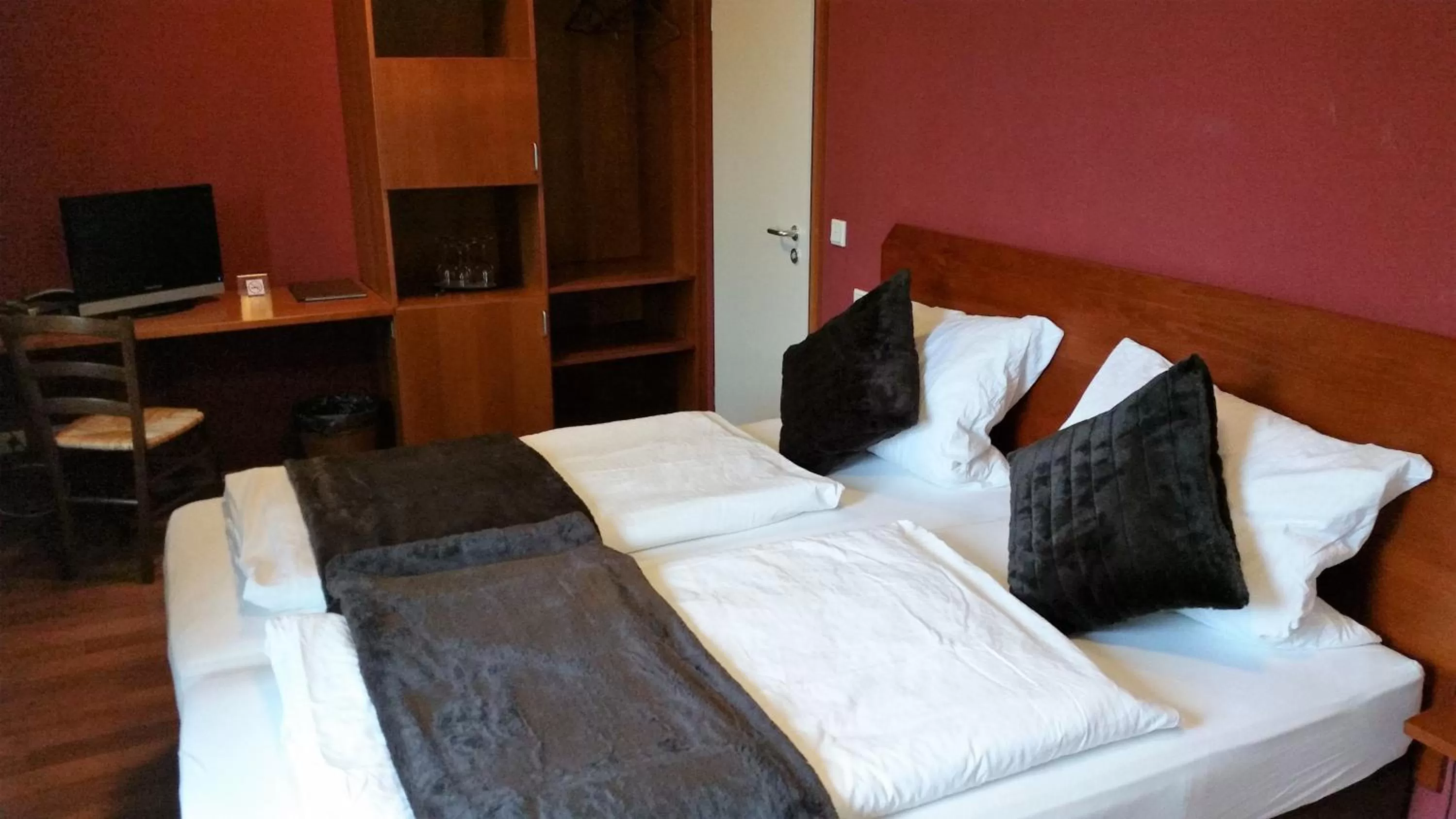 Bed in Ellenbergs Restaurant & Hotel