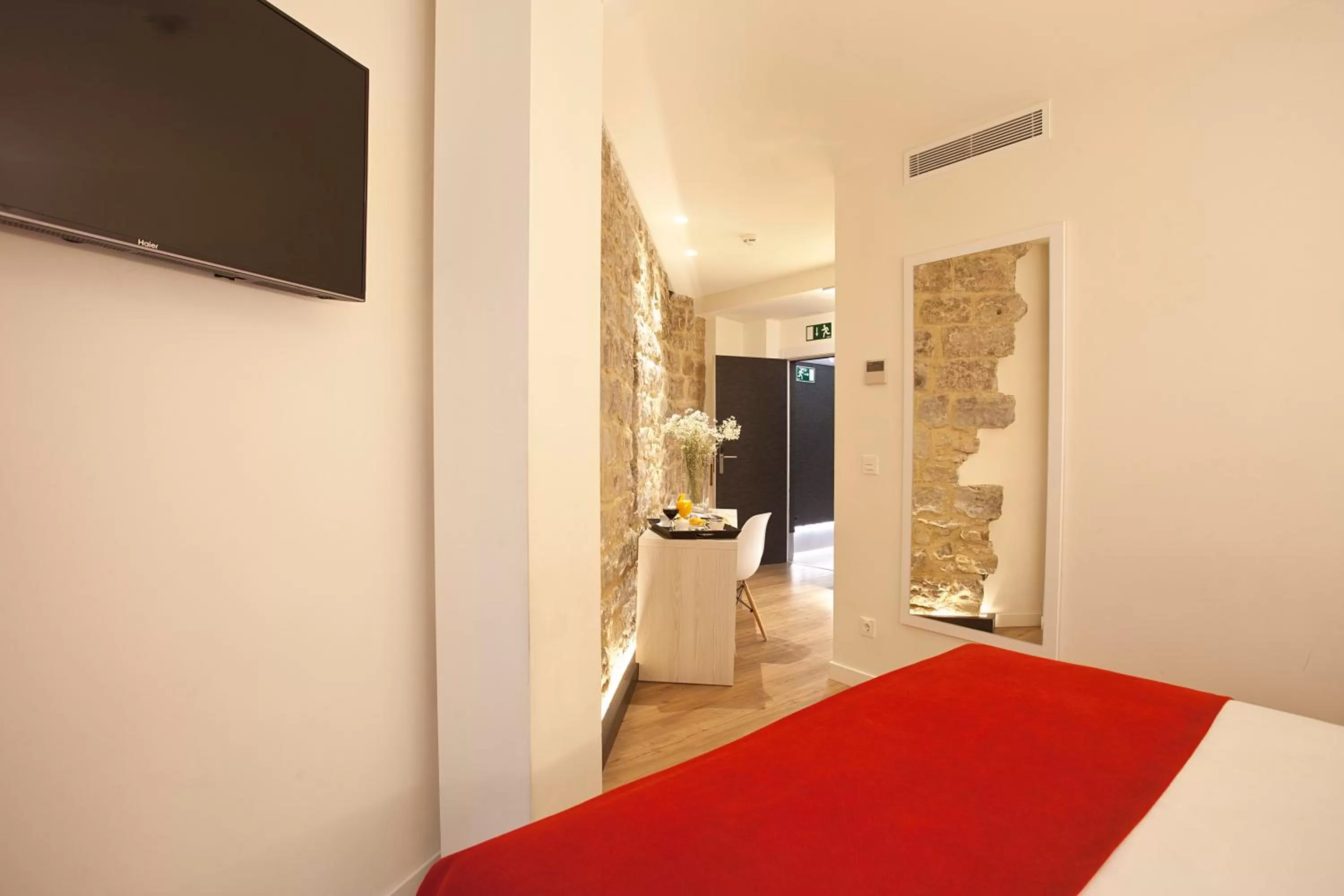 Bed in Hotel Pompaelo Plaza del Ayuntamiento & Spa