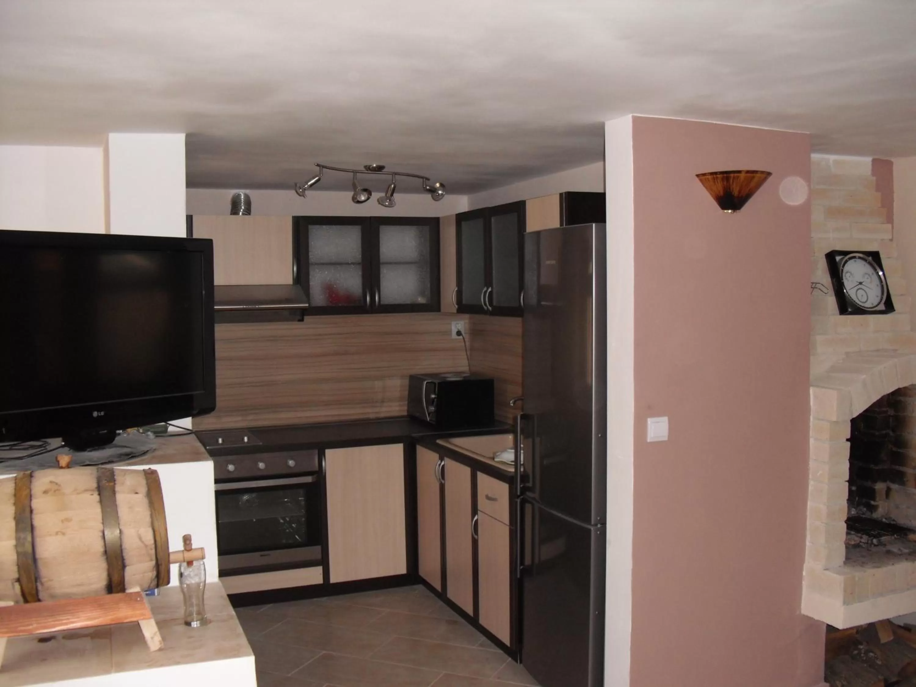 Kitchen or kitchenette, TV/Entertainment Center in Family Hotel Malibu