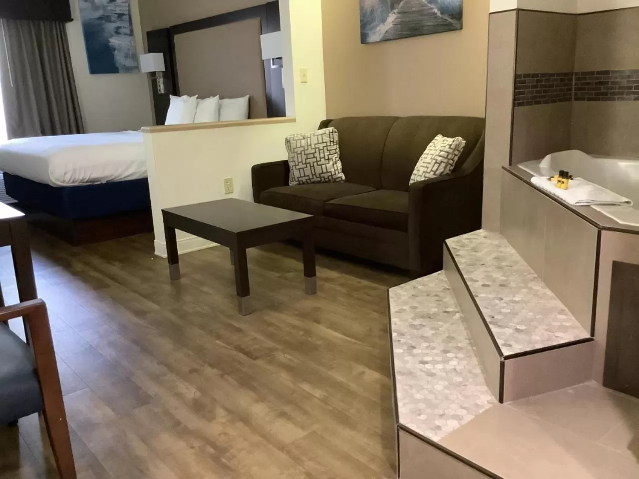 Seating area, Bed in Best Western Plus Madison