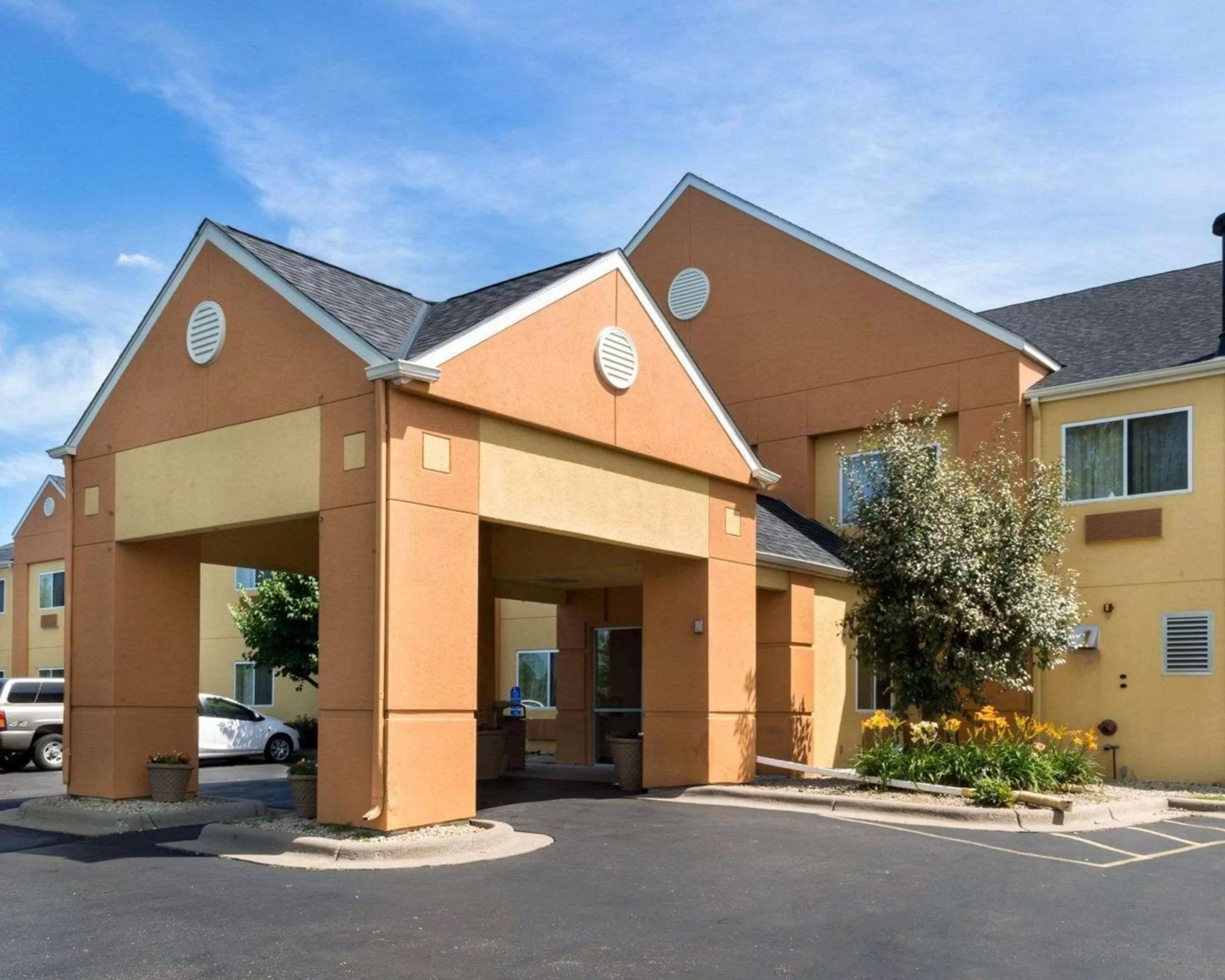 Property building in Quality Inn Lakeville North