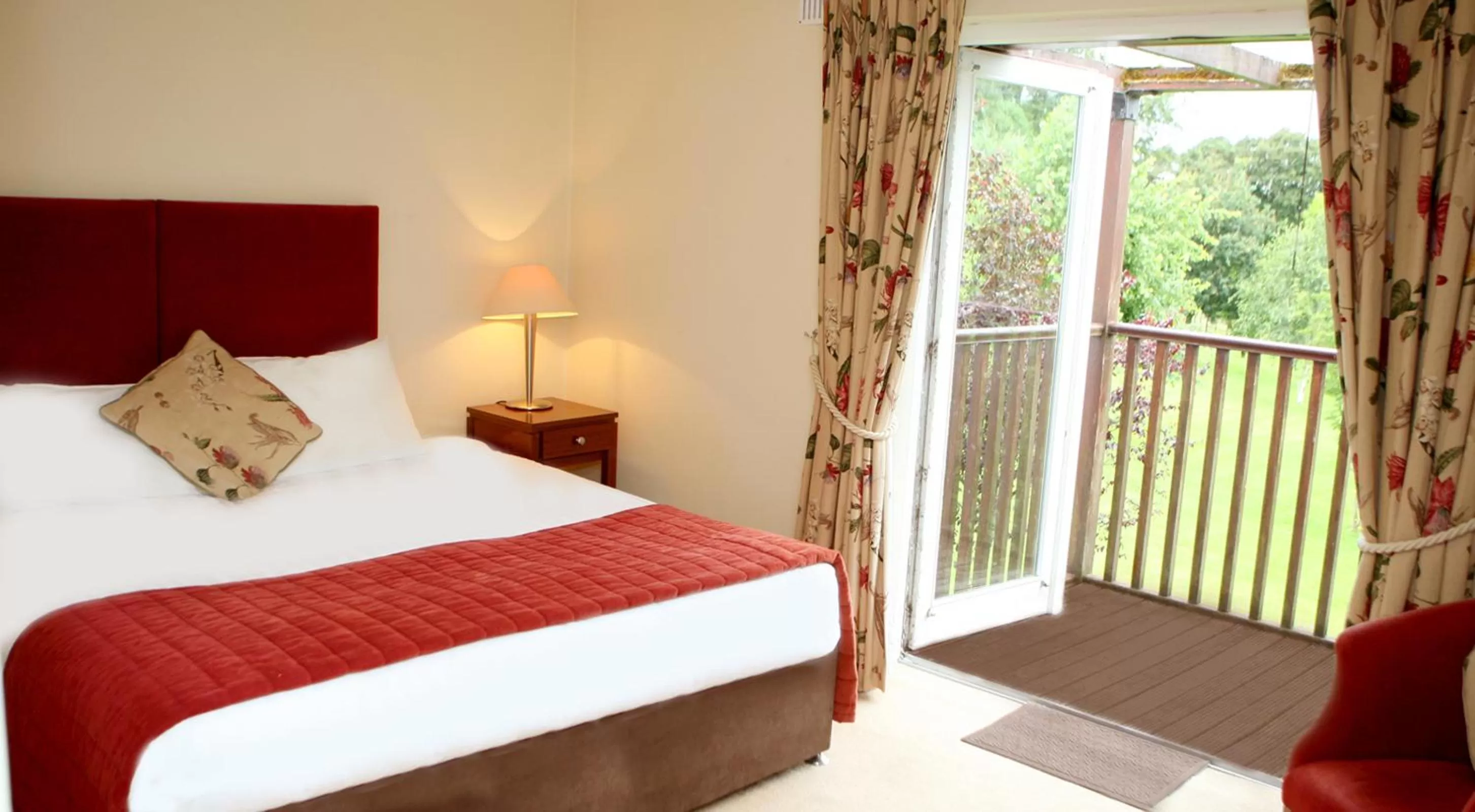 Photo of the whole room, Bed in Castle Oaks House Hotel