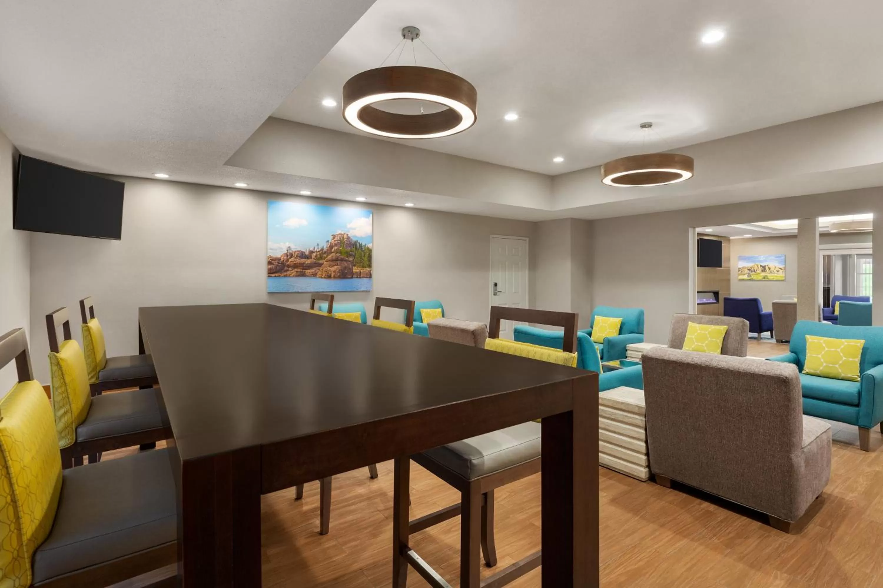 Communal lounge/ TV room in La Quinta Inn and Suites by Wyndham at WaTiki Waterpark