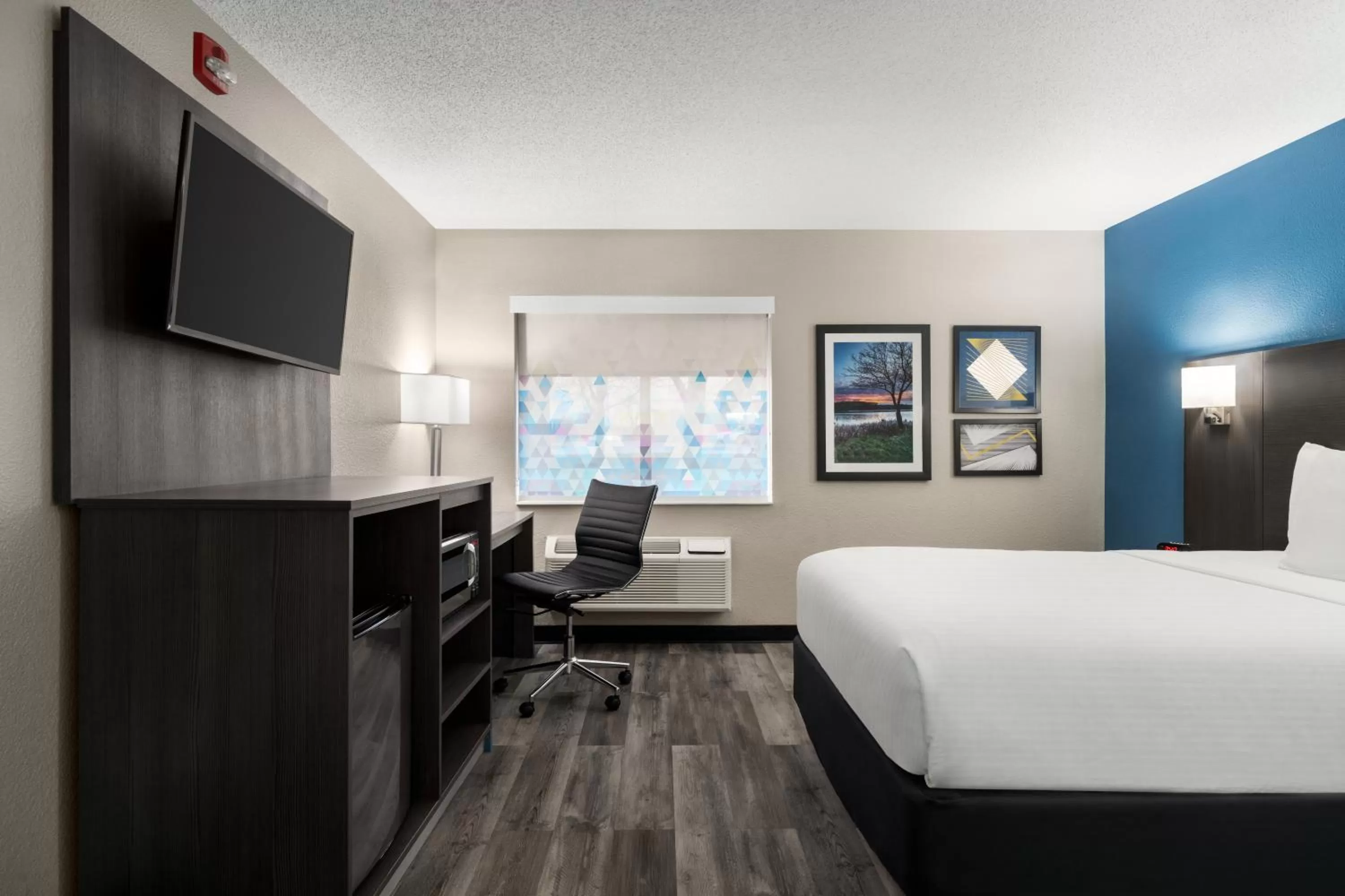 Bed in La Quinta by Wyndham Chicago Tinley Park