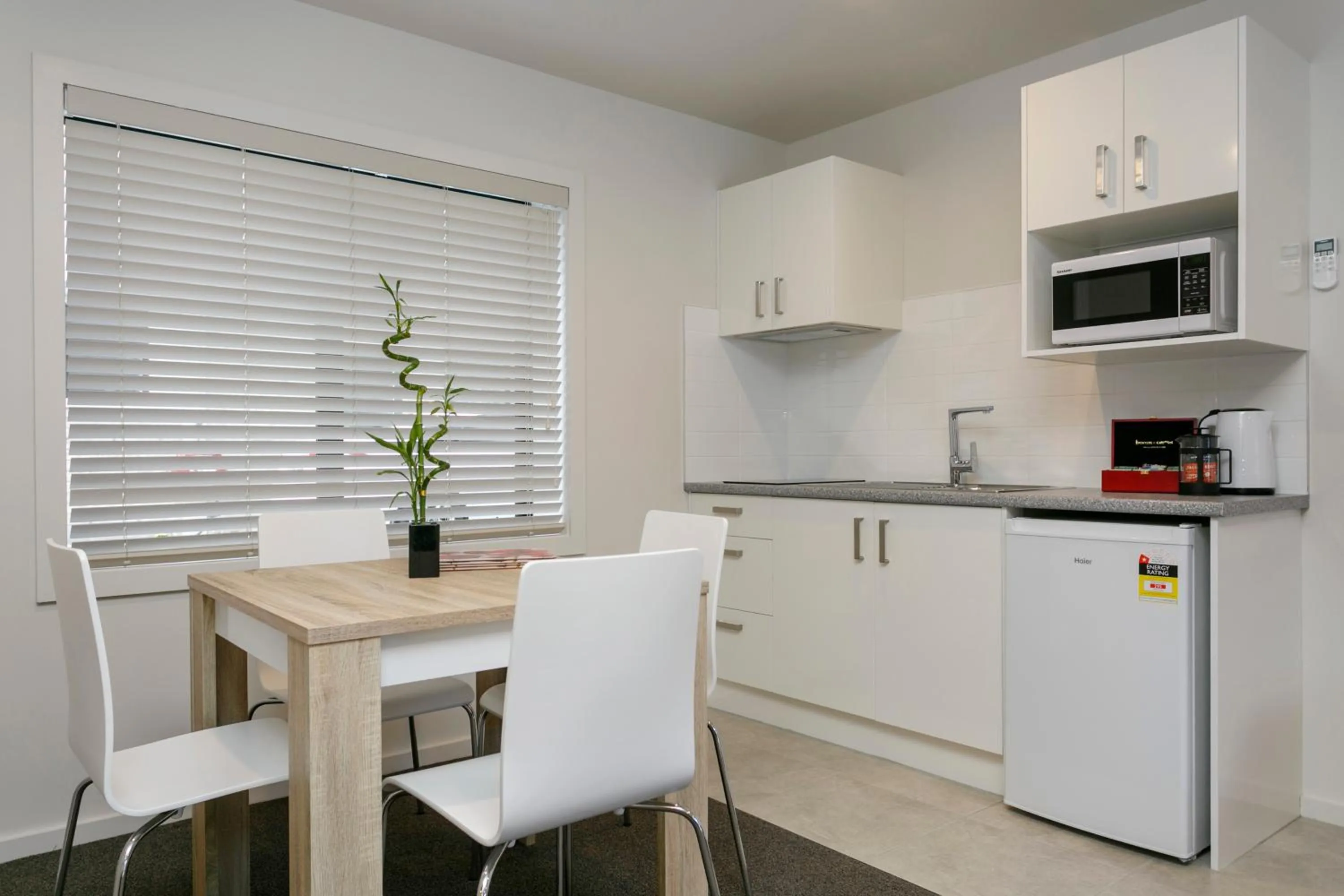 Coffee/tea facilities in Acacia Lake View Motel