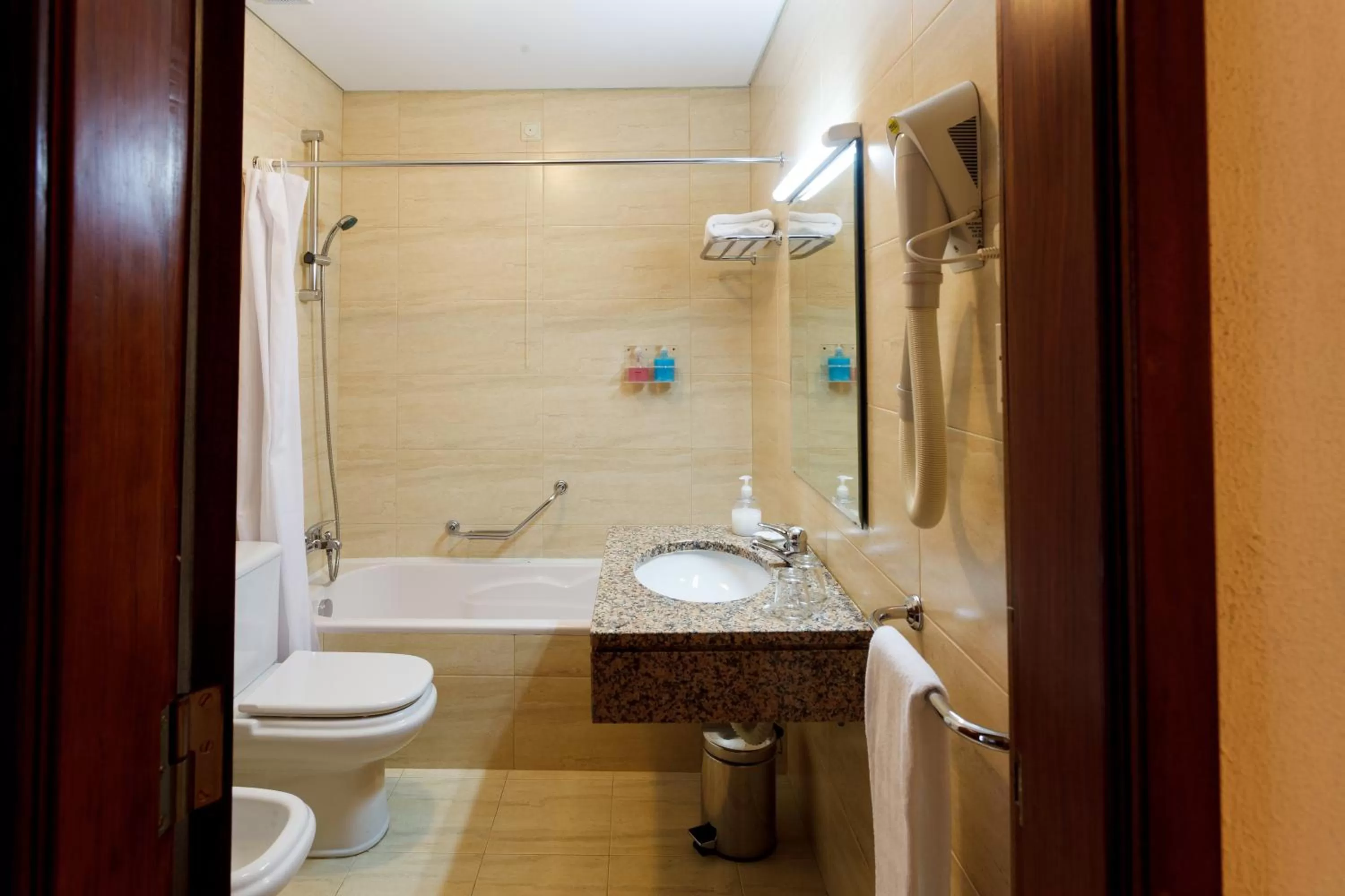 Toilet in Hotel Sao Jorge Garden