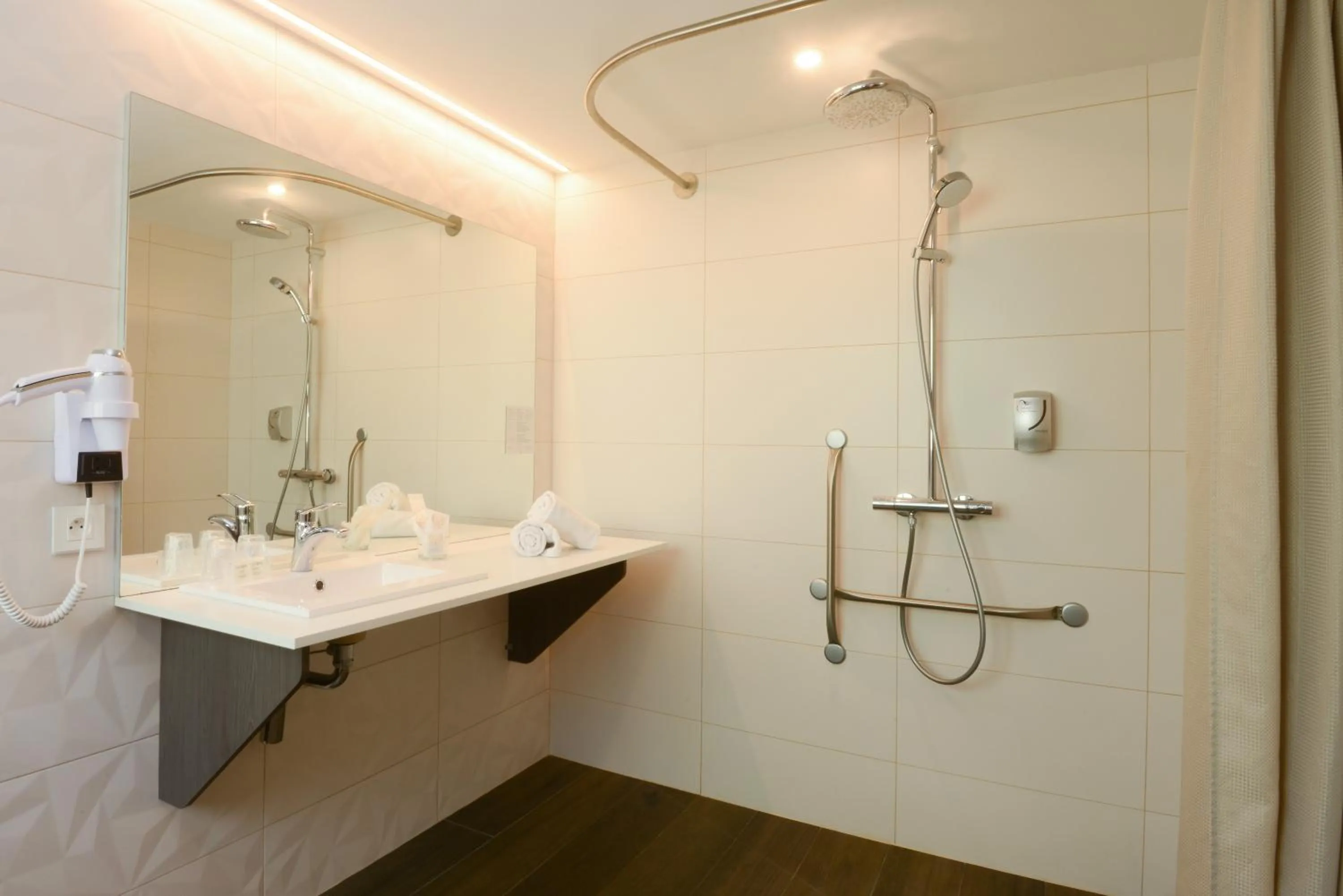 Bathroom in Hotel Arc-En-Ciel Colmar Contact Hotel