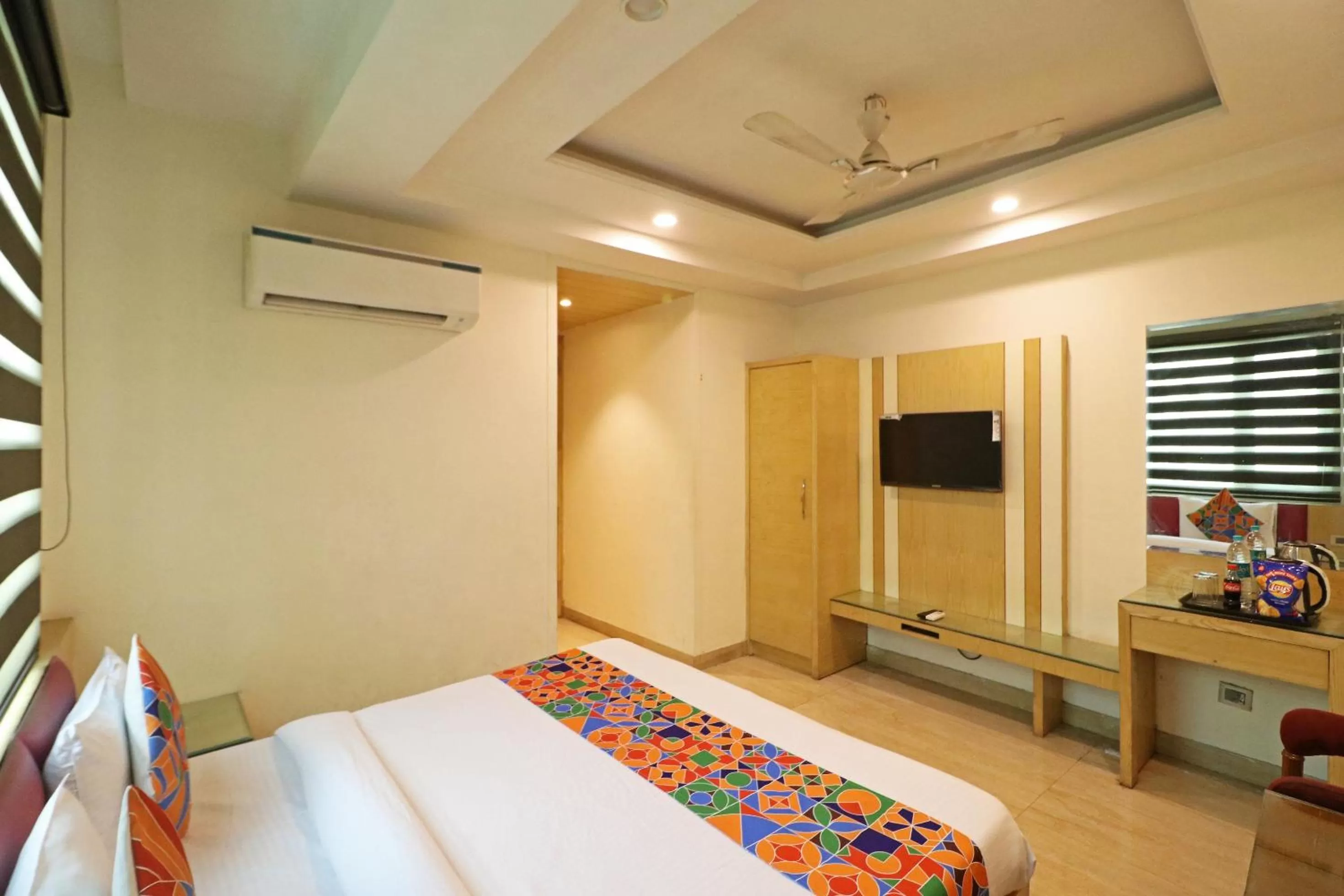 Communal lounge/ TV room, Bed in The Hotel Mohit -5 Minutes Walk From New Delhi Railway Station - Paharganj