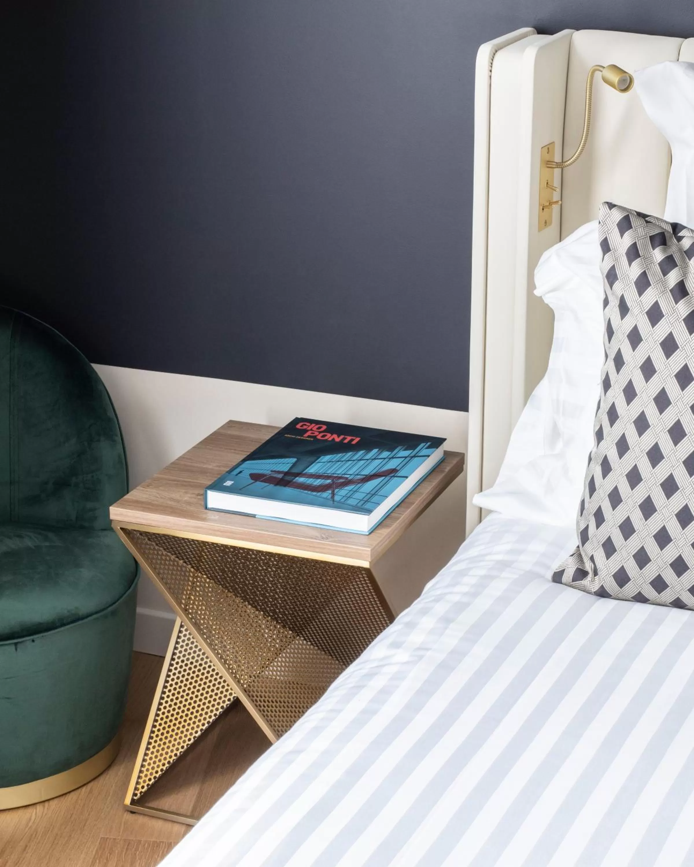 Bed in Hôtel Parisianer