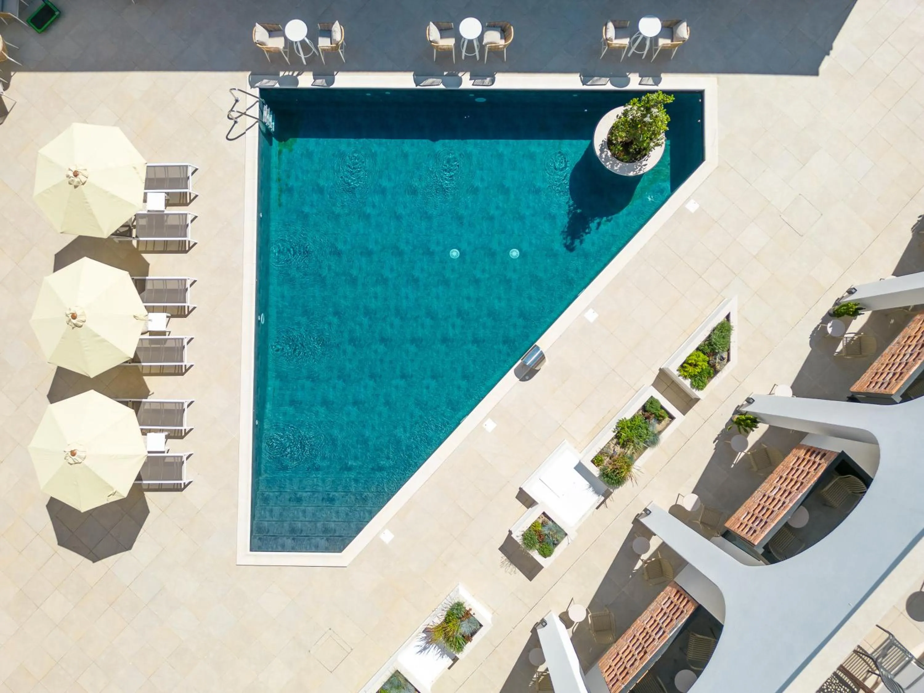 Pool view in Mercure Conacul Cozieni