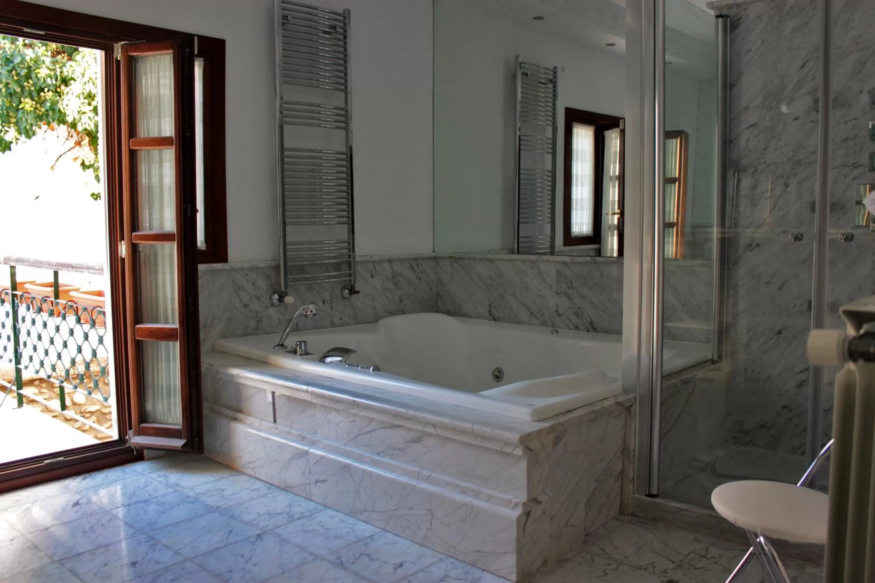 Hot Tub in Suite Comares