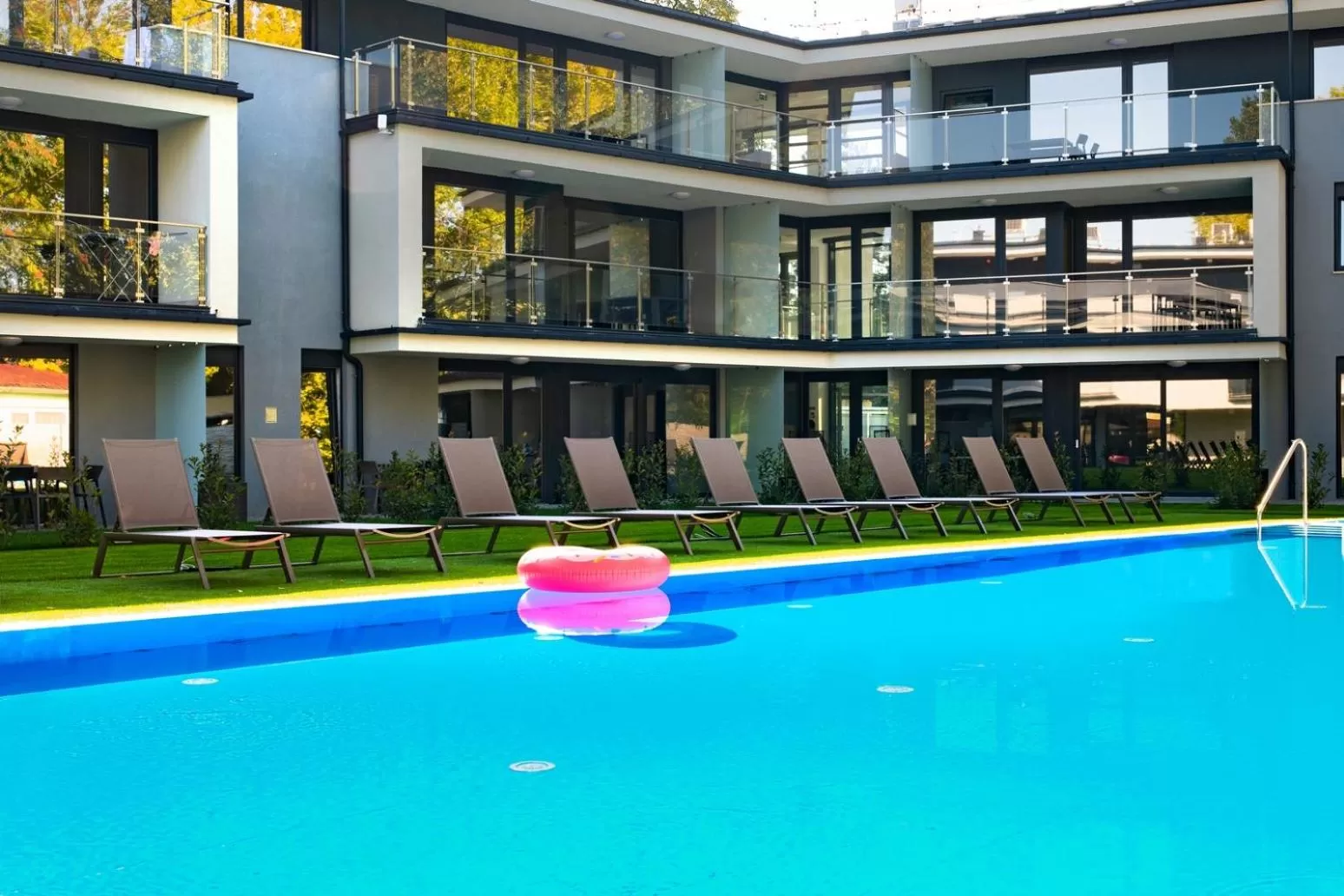 Swimming Pool in H55