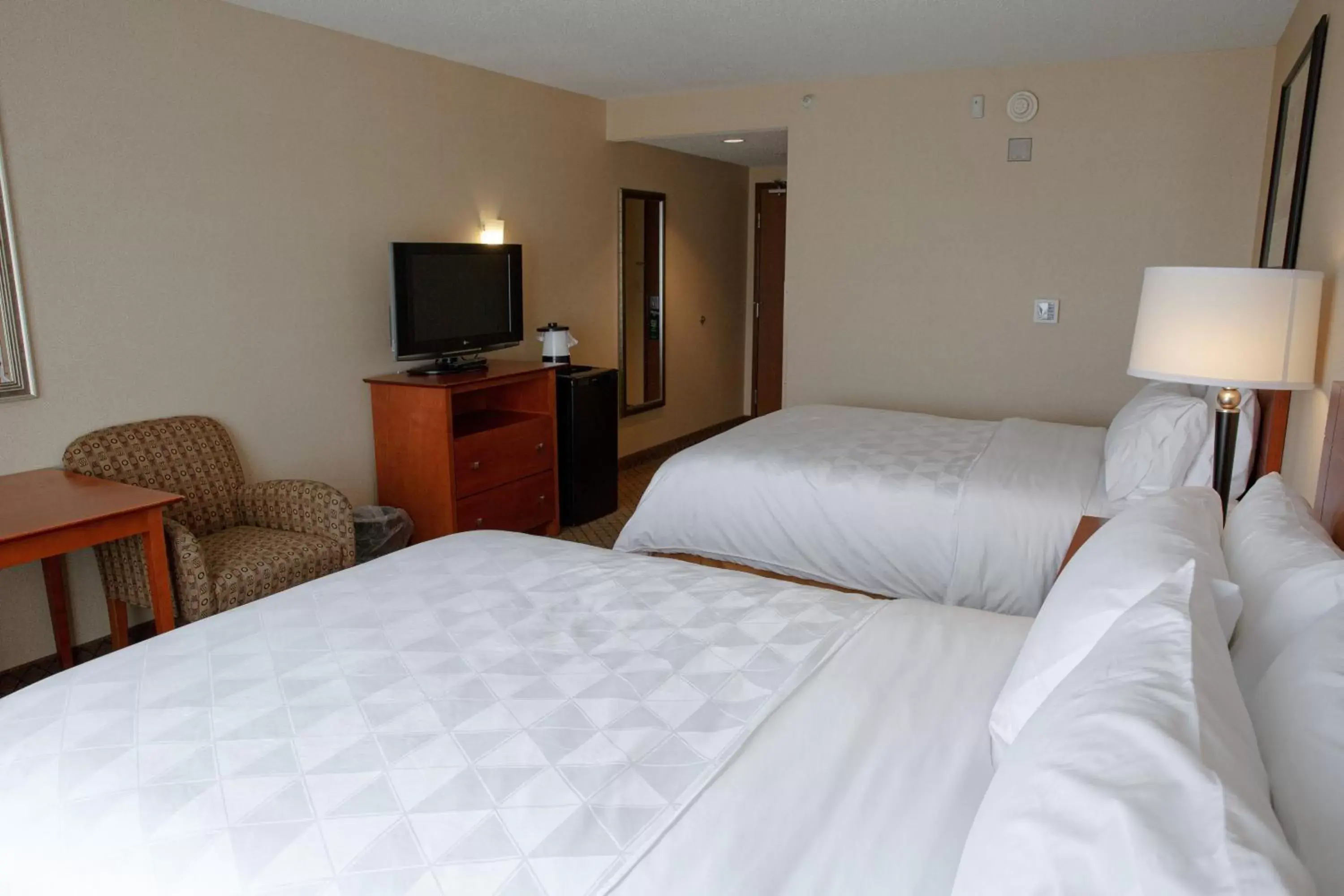 Standard Queen Room with Two Queen Beds - Communications Accessible in Holiday Inn Battle Creek, an IHG Hotel Standard Queen Room with Two Queen Beds - Communications Accessible in Holiday Inn Battle Creek, an IHG Hotel