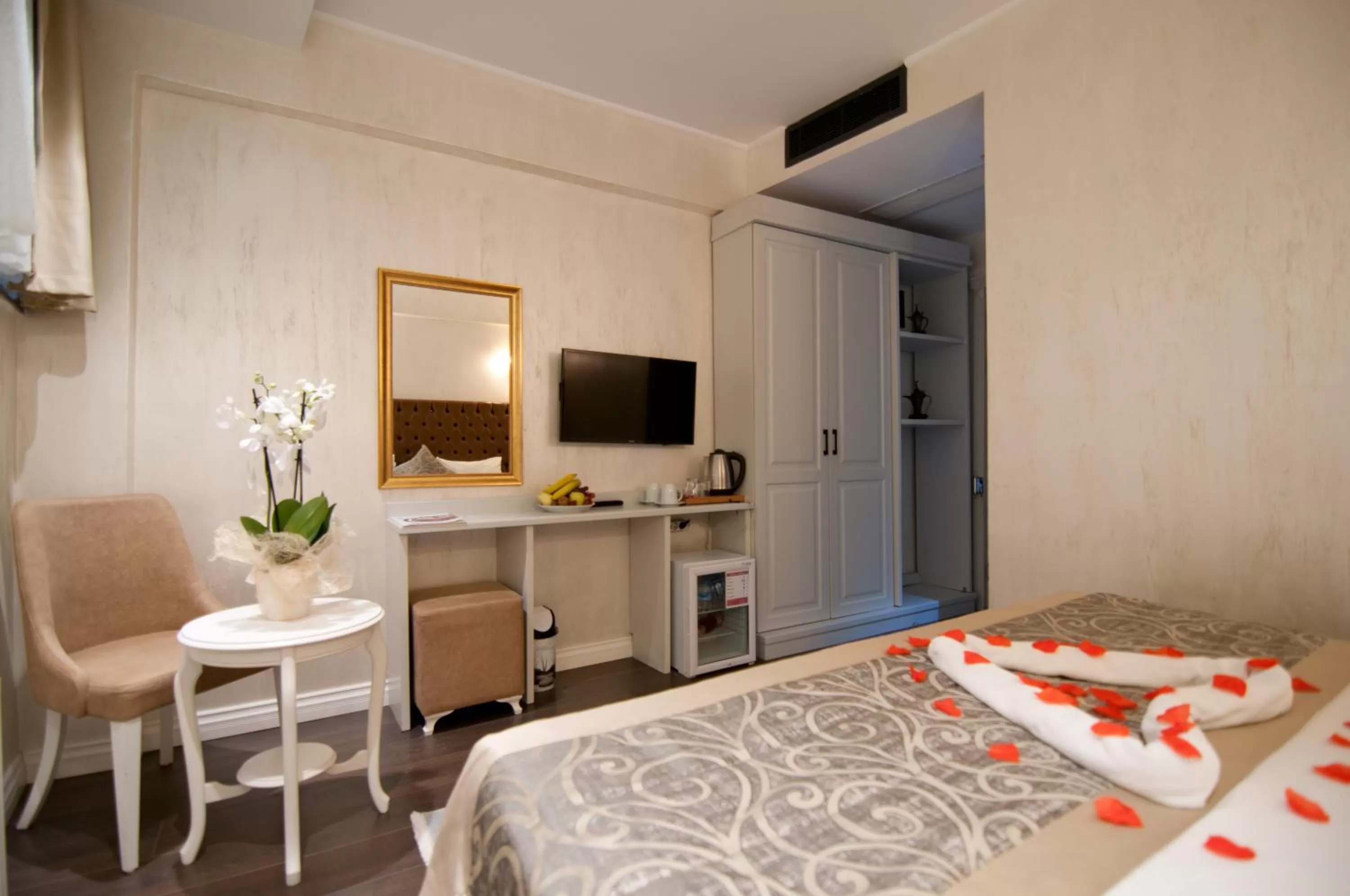 Bedroom, TV/Entertainment Center in Pruva Hotel