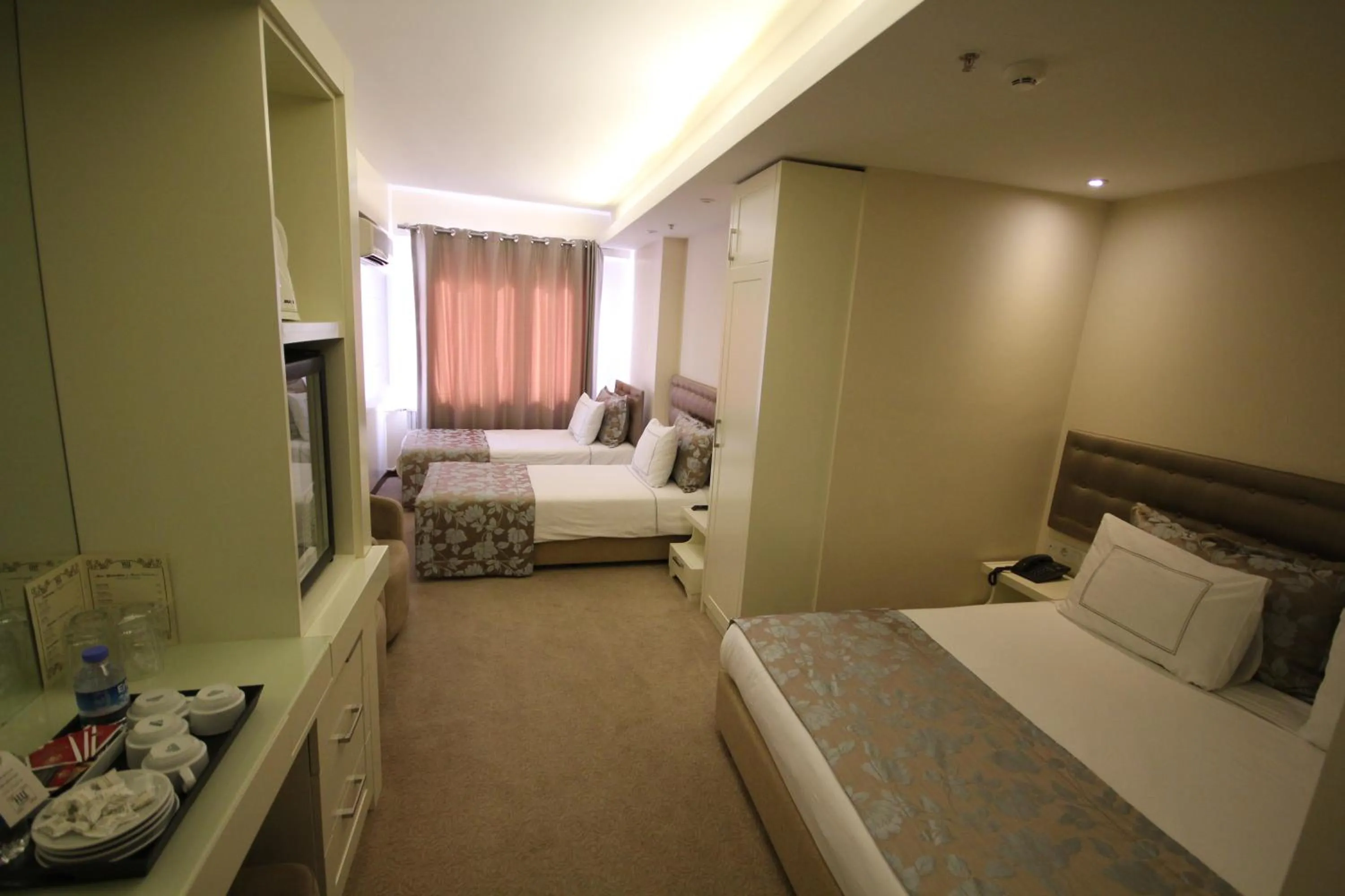 Photo of the whole room, Bed in Grand Washington Hotel