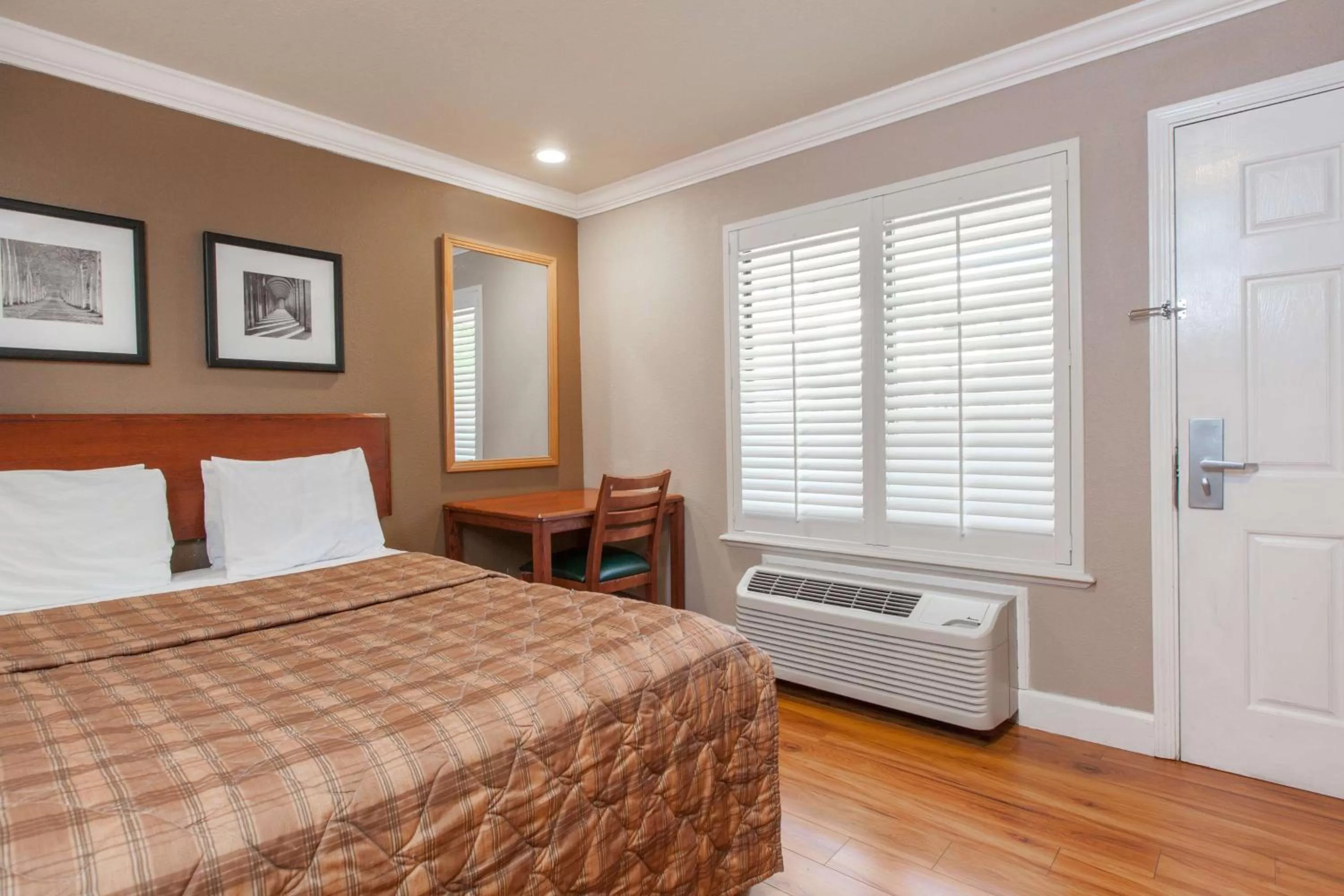 Queen Room - Disability Access/Non-Smoking in Days Inn by Wyndham San Francisco S/Oyster Point Airport