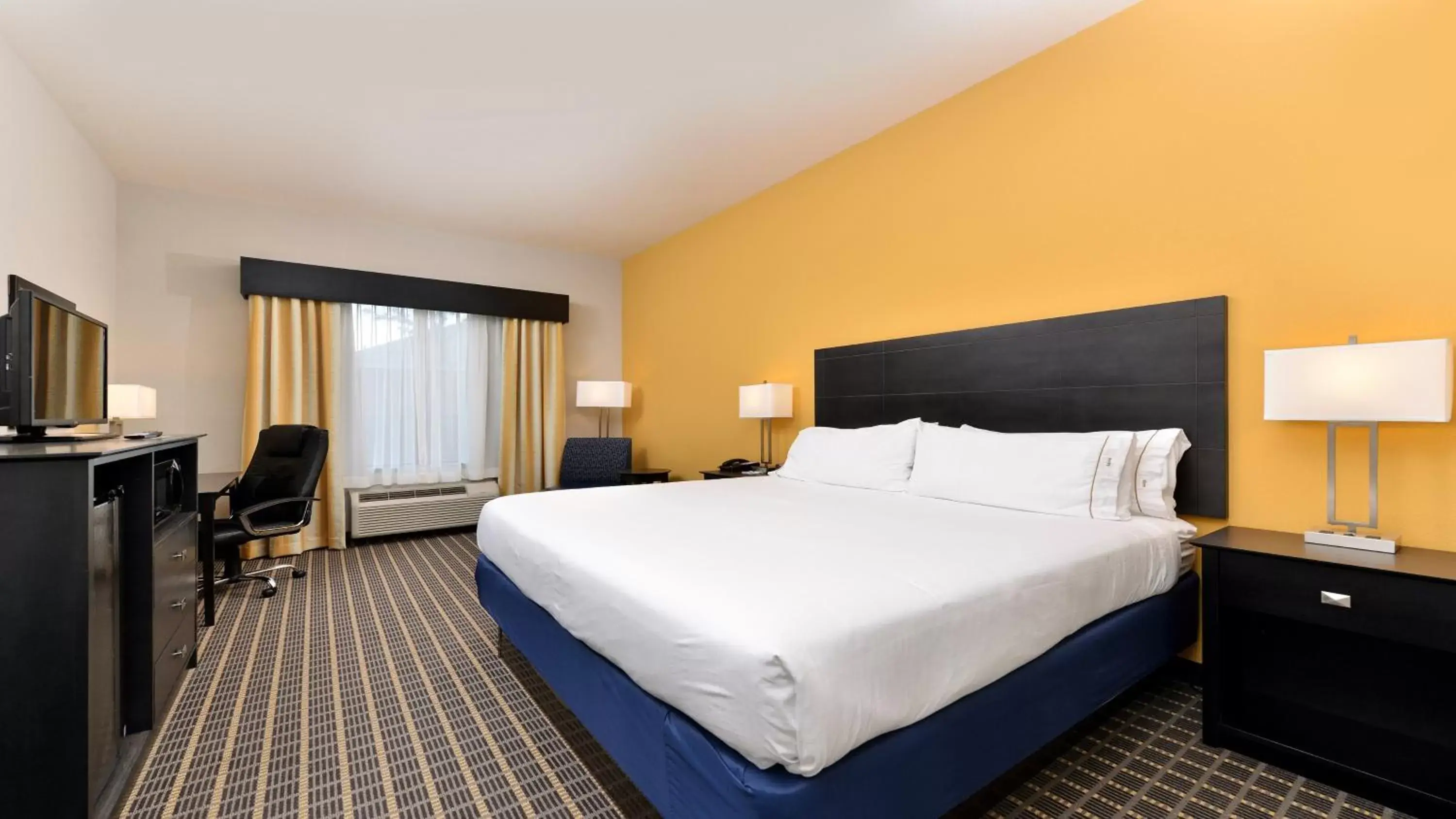 King Room - Hearing Accessible/Non-Smoking in Holiday Inn Express Hotel & Suites Fort Walton Beach Hurlburt Area, an IHG Hotel King Room - Hearing Accessible/Non-Smoking in Holiday Inn Express Hotel & Suites Fort Walton Beach Hurlburt Area, an IHG Hotel