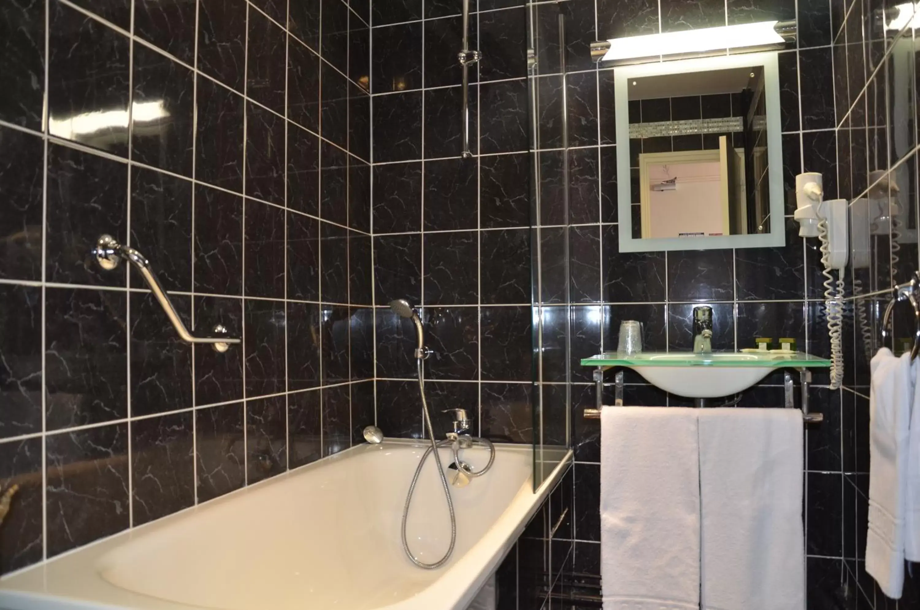 Superior Room with Bath in Hôtel Saint Martin Superior Room with Bath in Hôtel Saint Martin