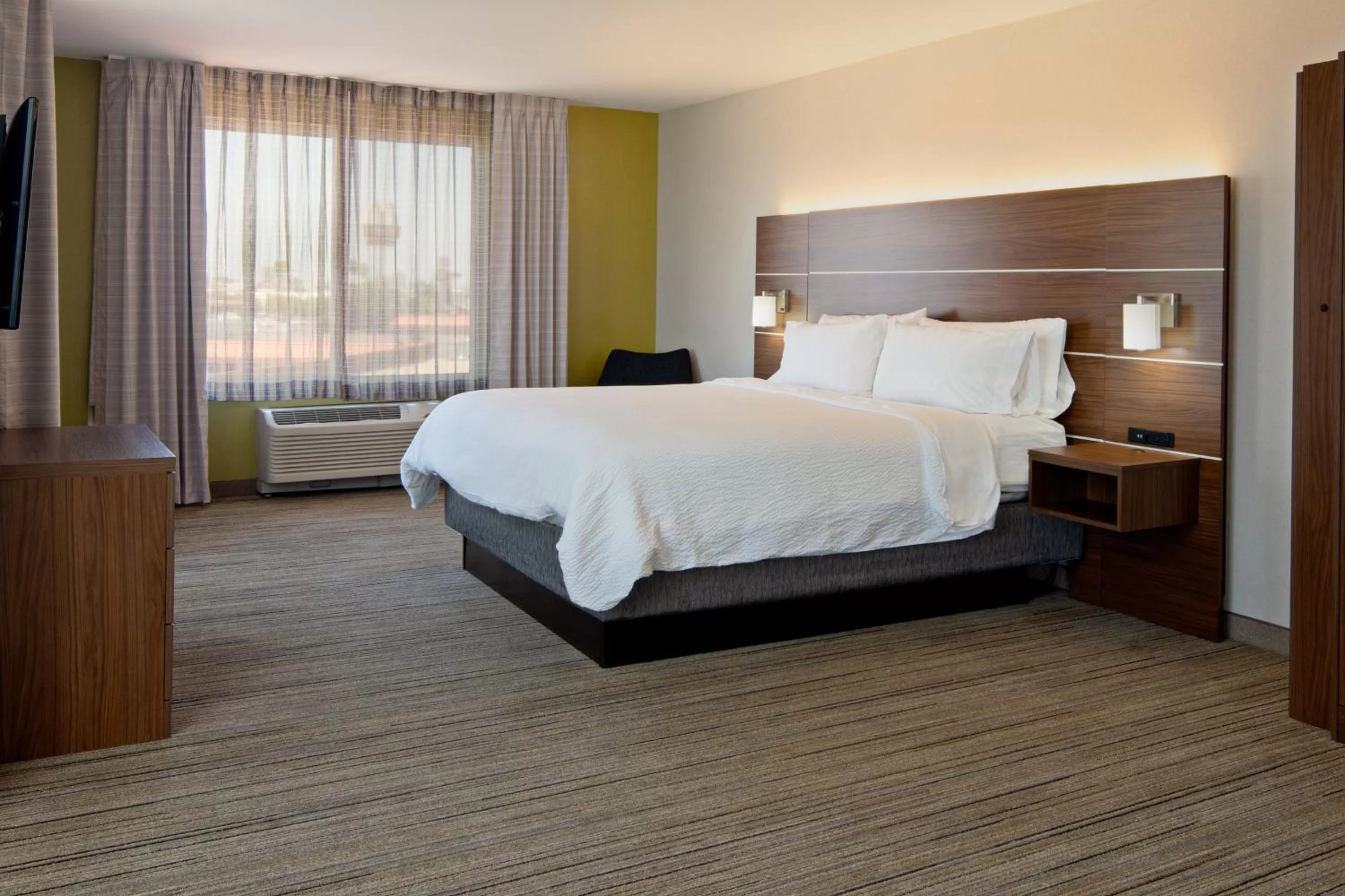 Photo of the whole room, Bed in Holiday Inn Express Fresno South by IHG