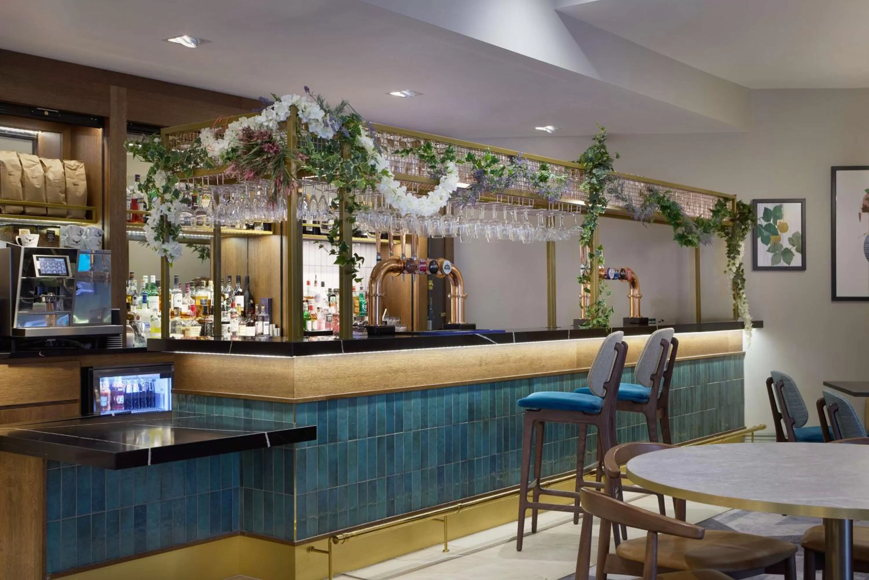 Lounge or bar in DoubleTree by Hilton Dartford Bridge