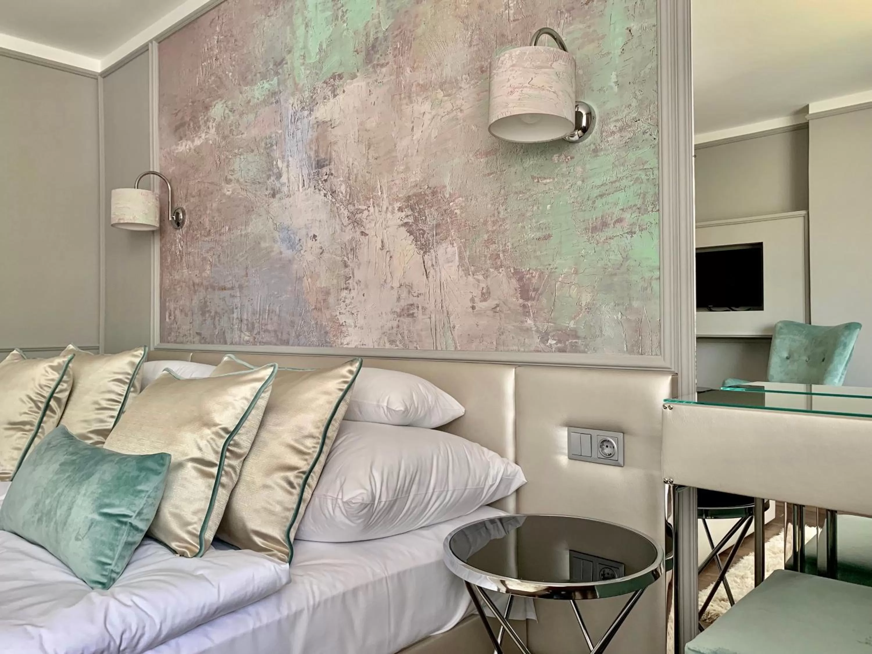 Bed, Seating Area in Boutique Hotel Center