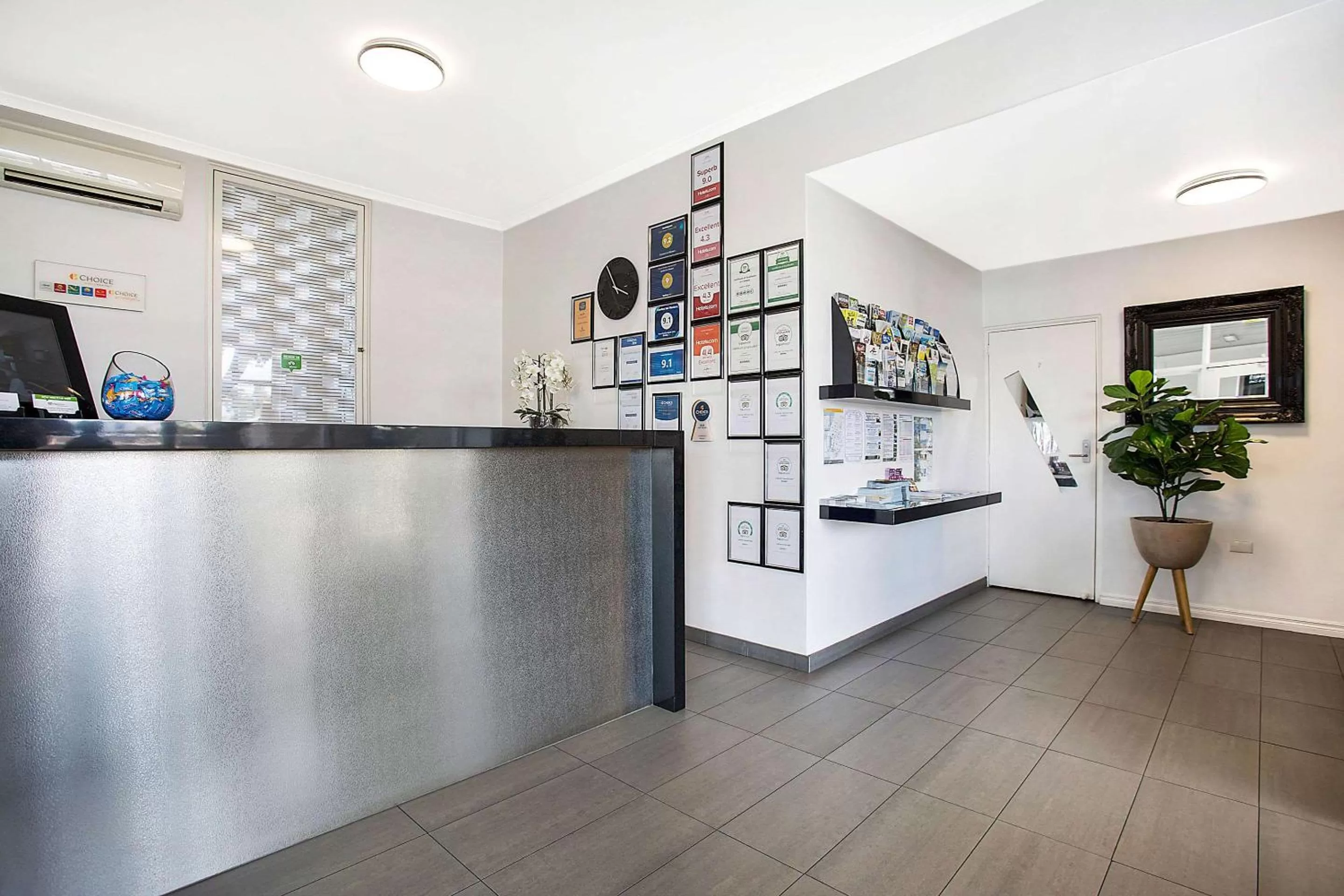 Lobby or reception in Comfort Inn Western