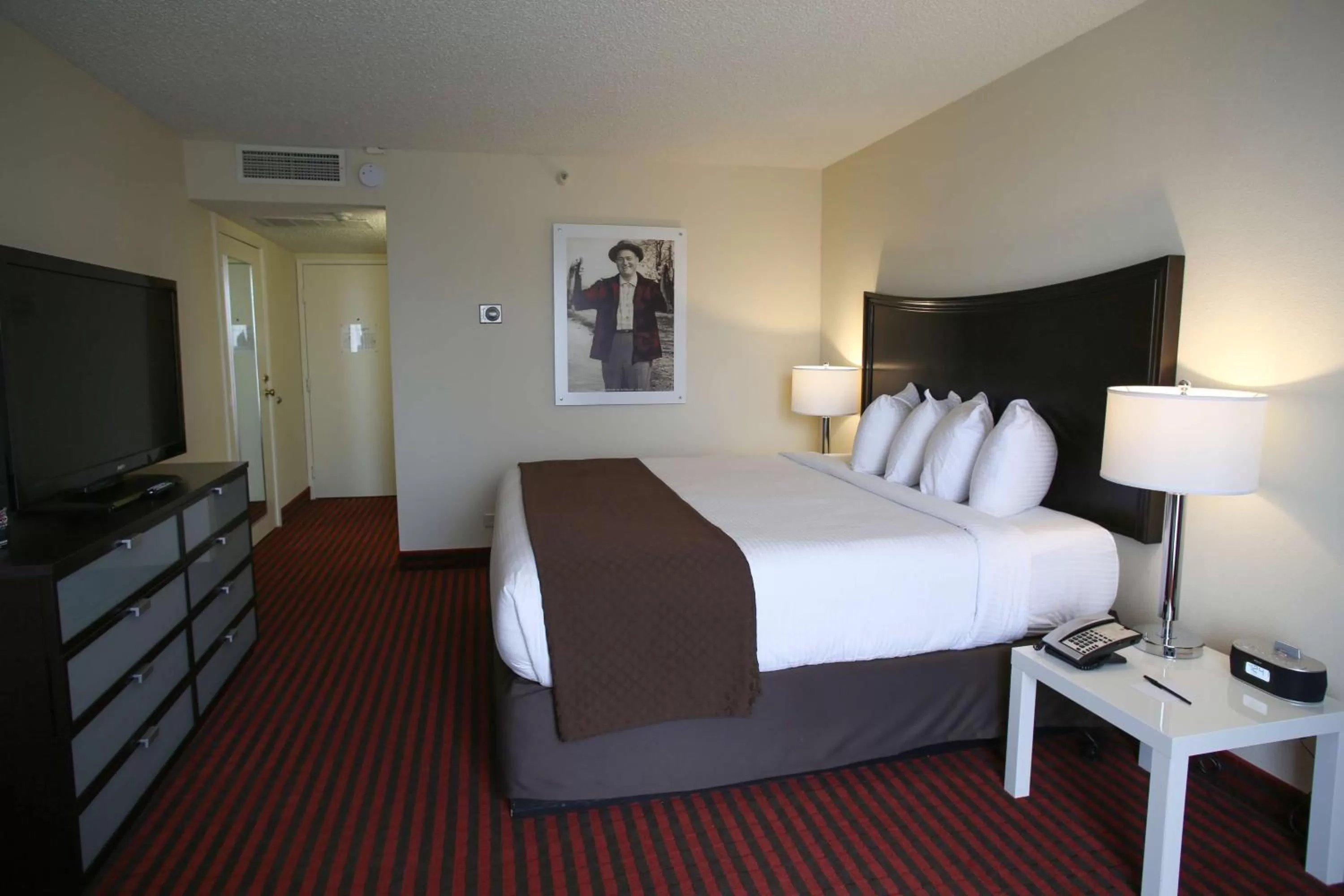 Bed in Red Lion Inn & Suites Olympia, Governor Hotel