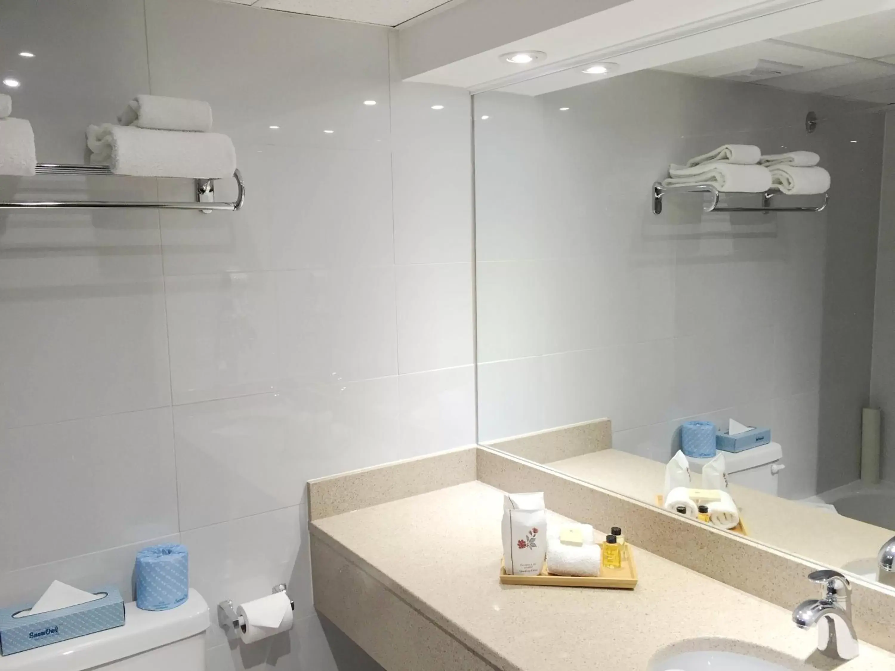 Deluxe Queen Room in Auberge du Grand Lac Deluxe Queen Room in Auberge du Grand Lac