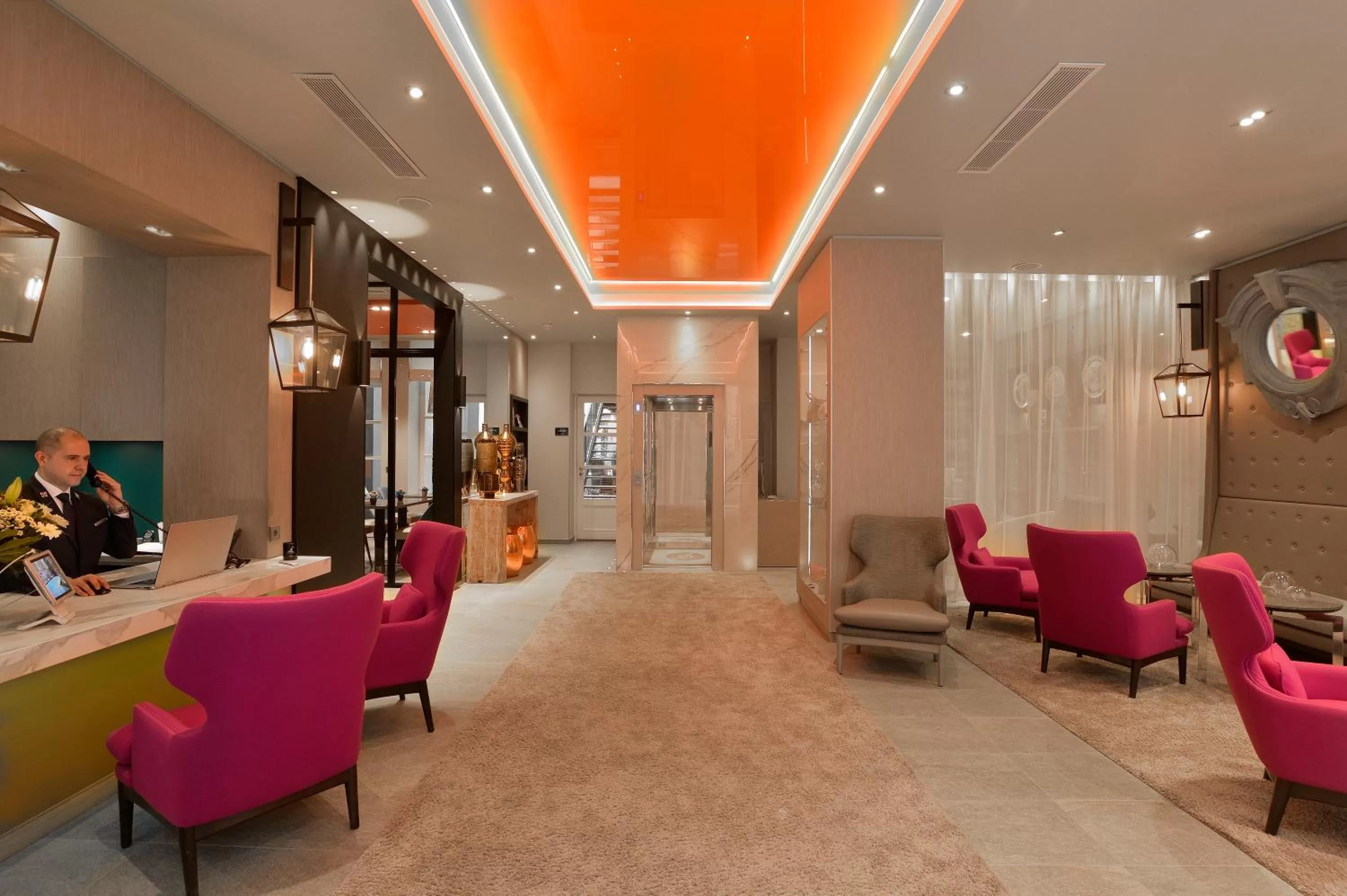 Lobby or reception in Hotel La Lanterne & Spa By Timhotel