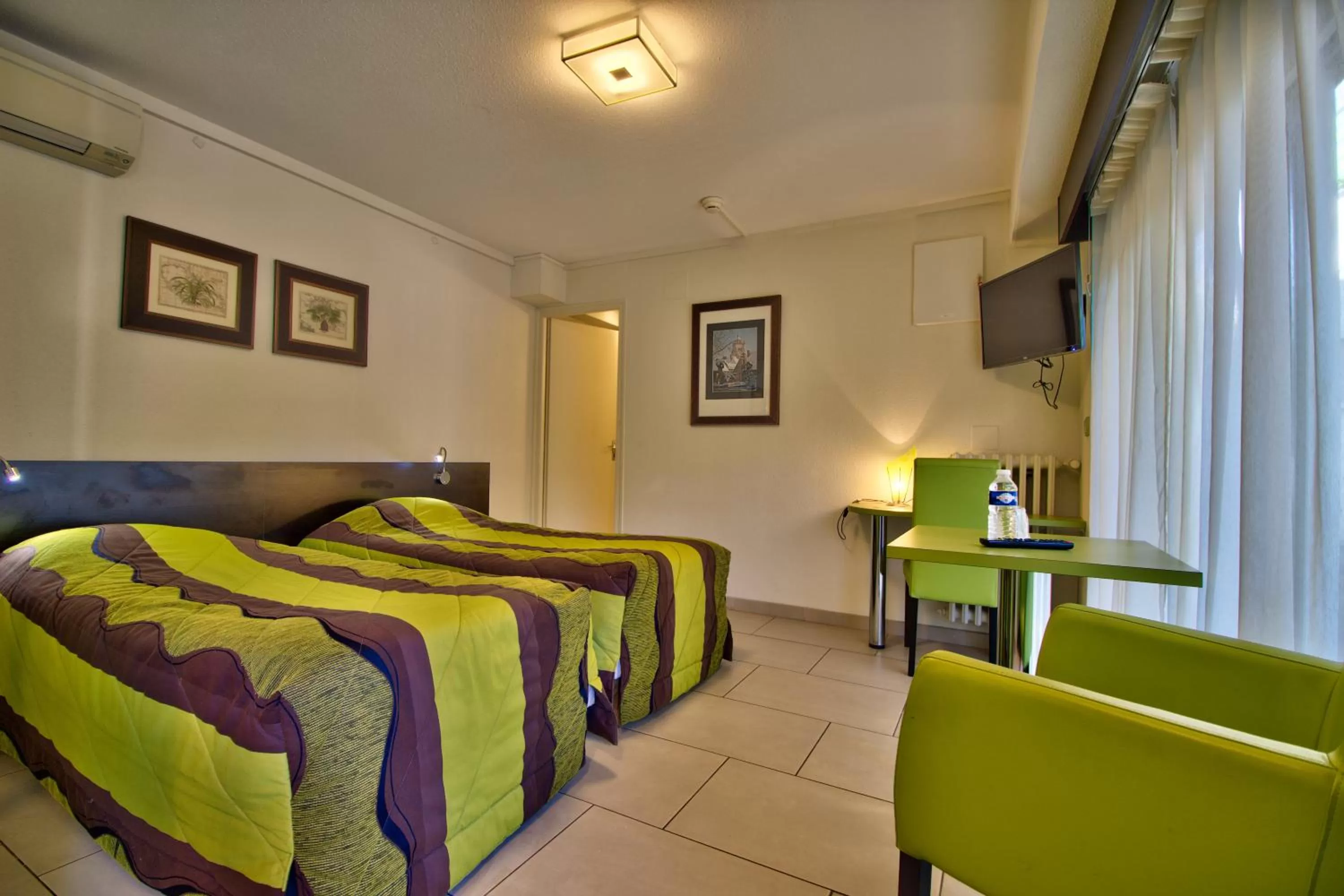 Bed in Logis Hôtel Restaurant Le Chalet du Mont Roland