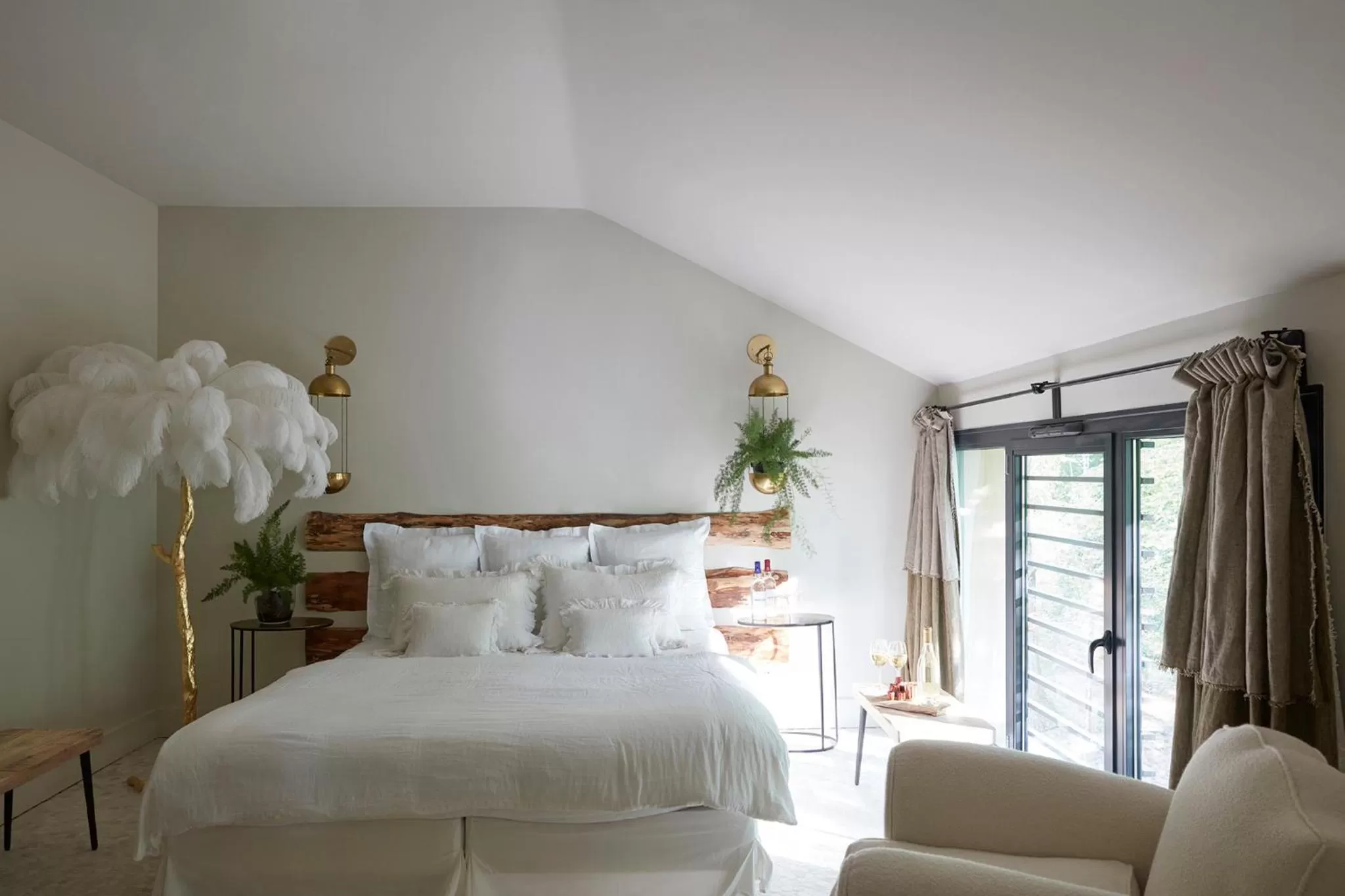 Decorative detail, Bed in Hôtel Domaine de Raba Bordeaux Sud