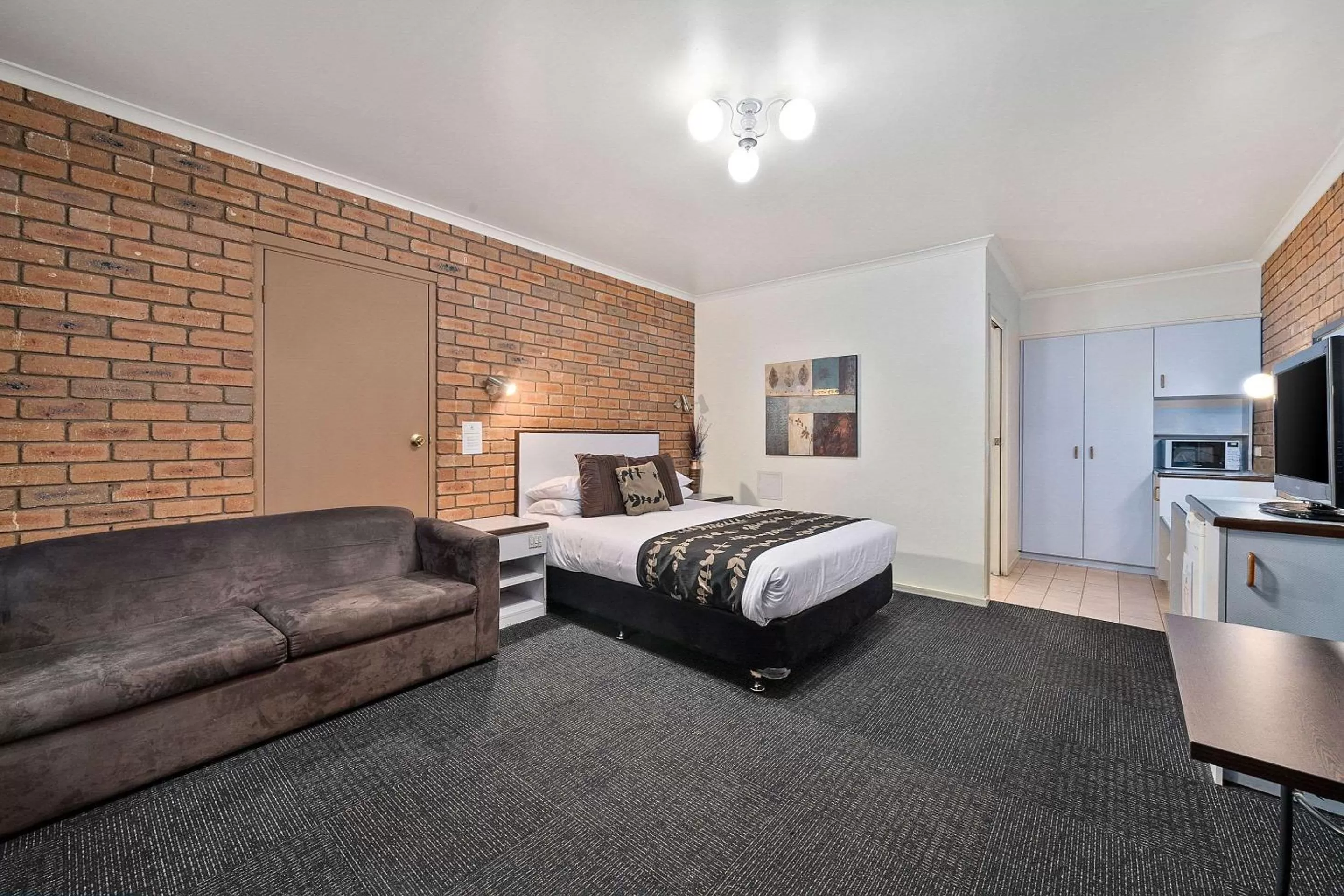 Photo of the whole room, Bed in Peppermill Inn Motel