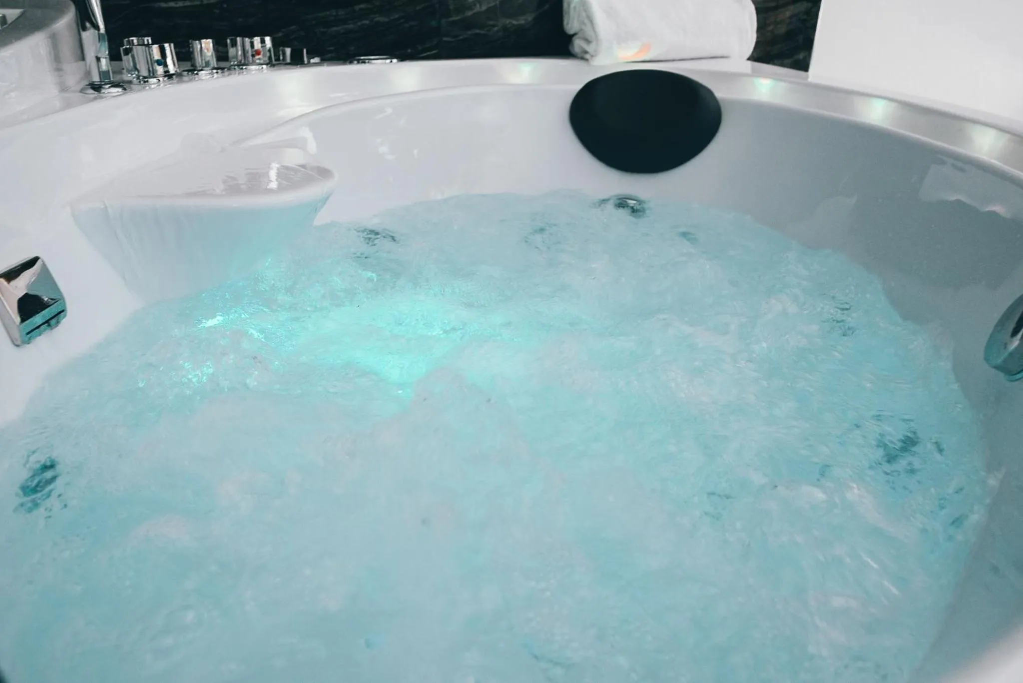 Hot Tub in Gregorio VII Luxury Suites San Damaso