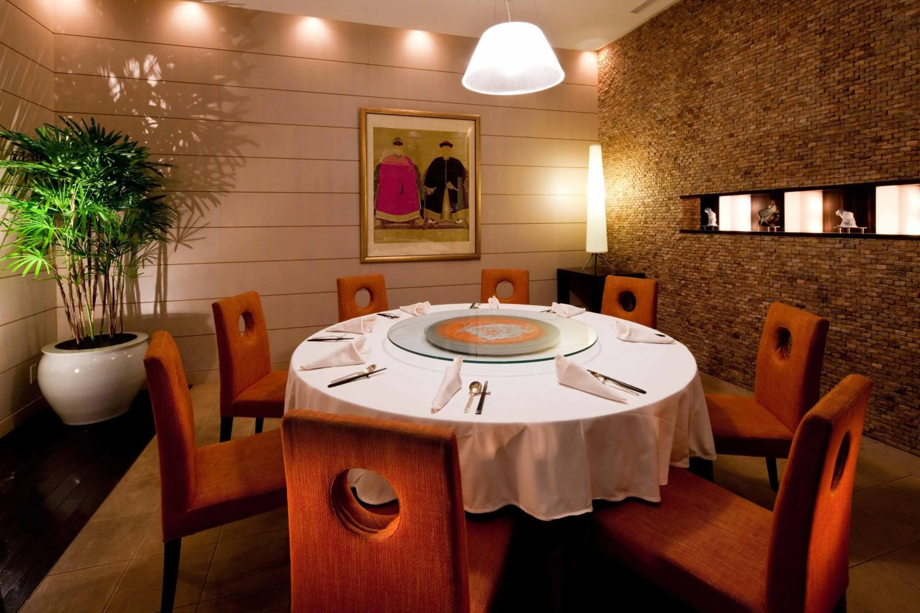 Restaurant/places to eat in Royal Park Hotel