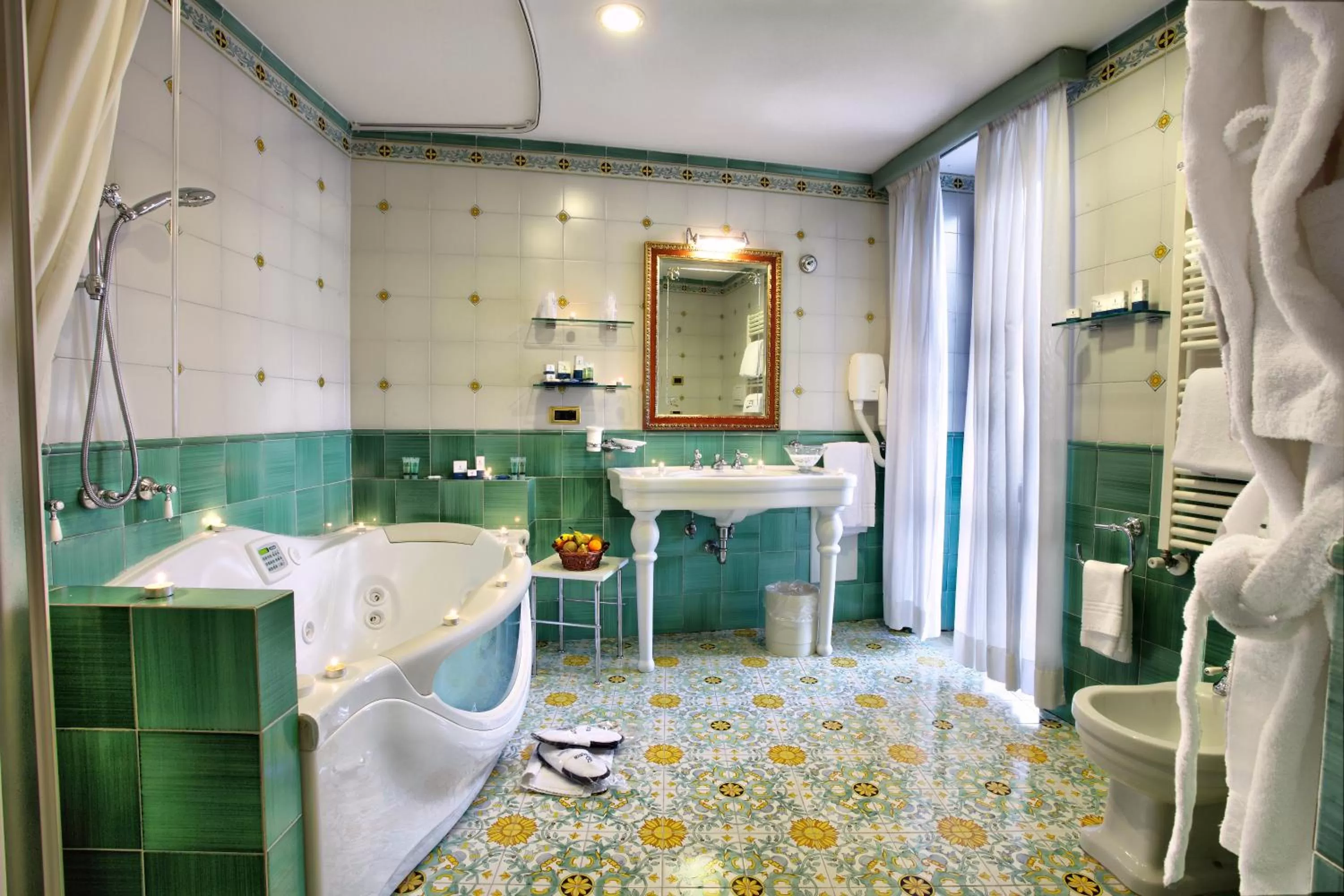 Bathroom in Lloyd's Baia Hotel