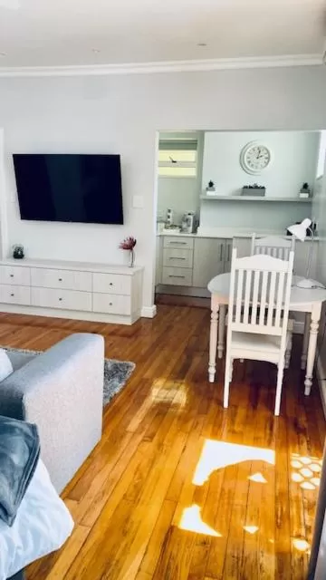 Kitchen or kitchenette, TV/Entertainment Center in On the Bay