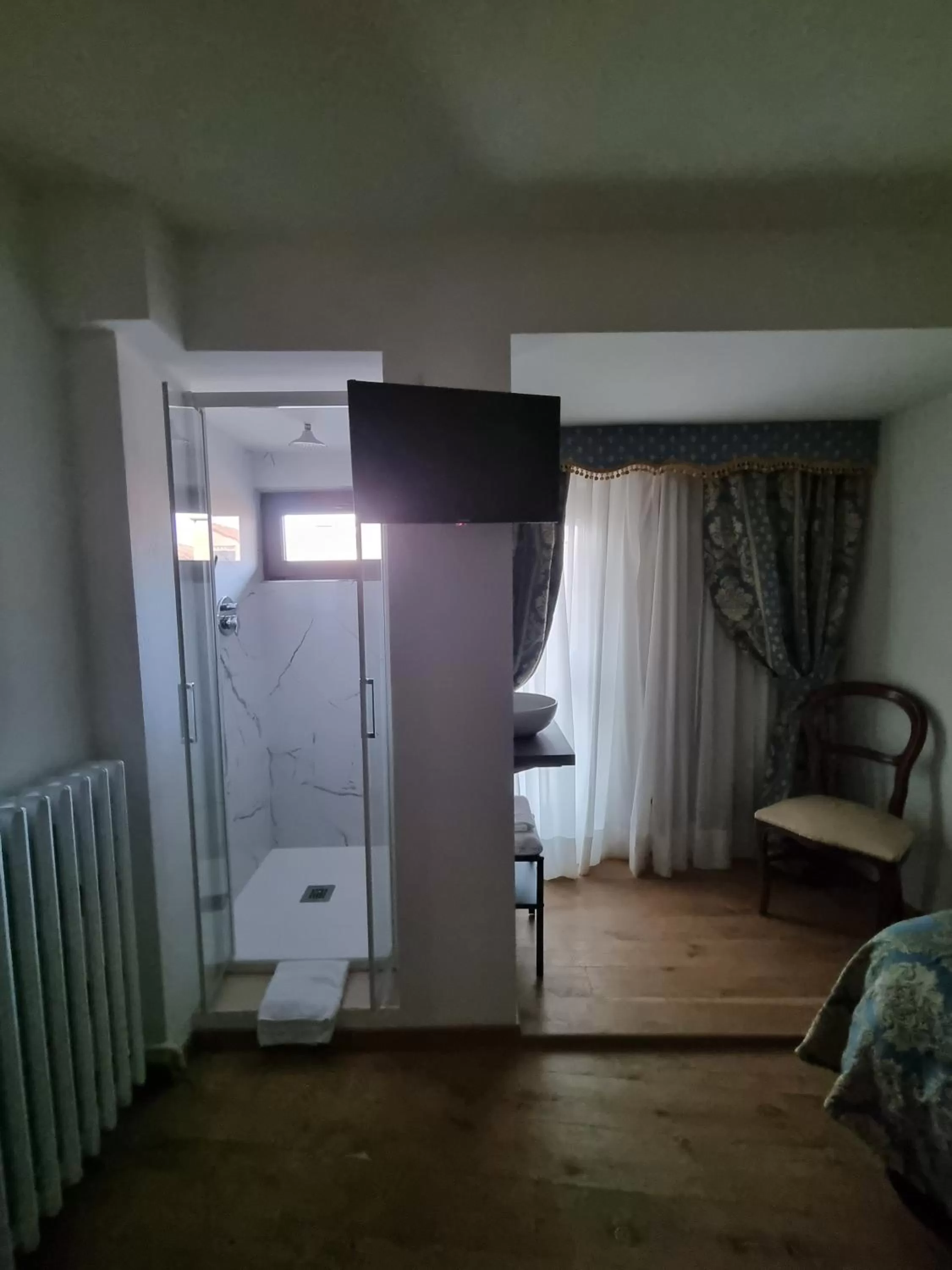 Shower, Bed in Albergo Casa Peron