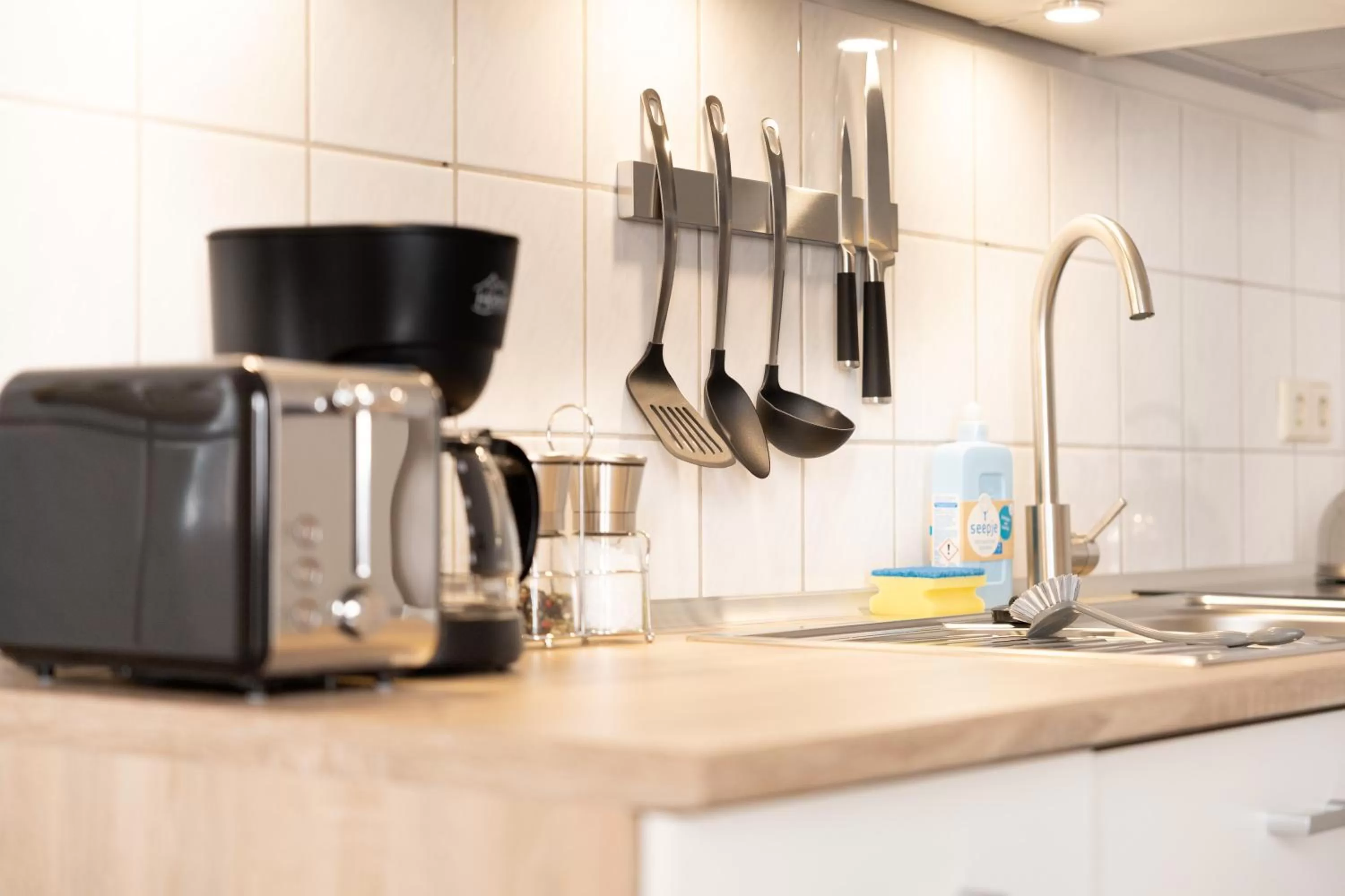 Kitchen or kitchenette, Kitchen/Kitchenette in Ko-Living Space an der Oper - Street Art Design Apartments