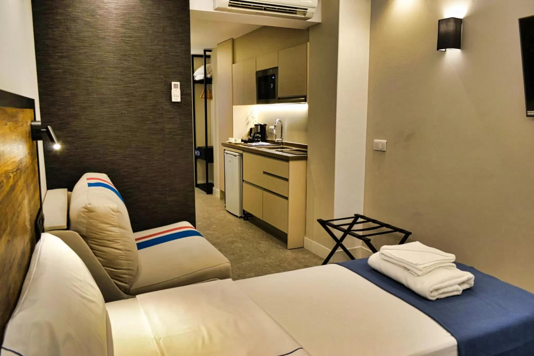 Photo of the whole room, Bed in Posidonia Aparthotel