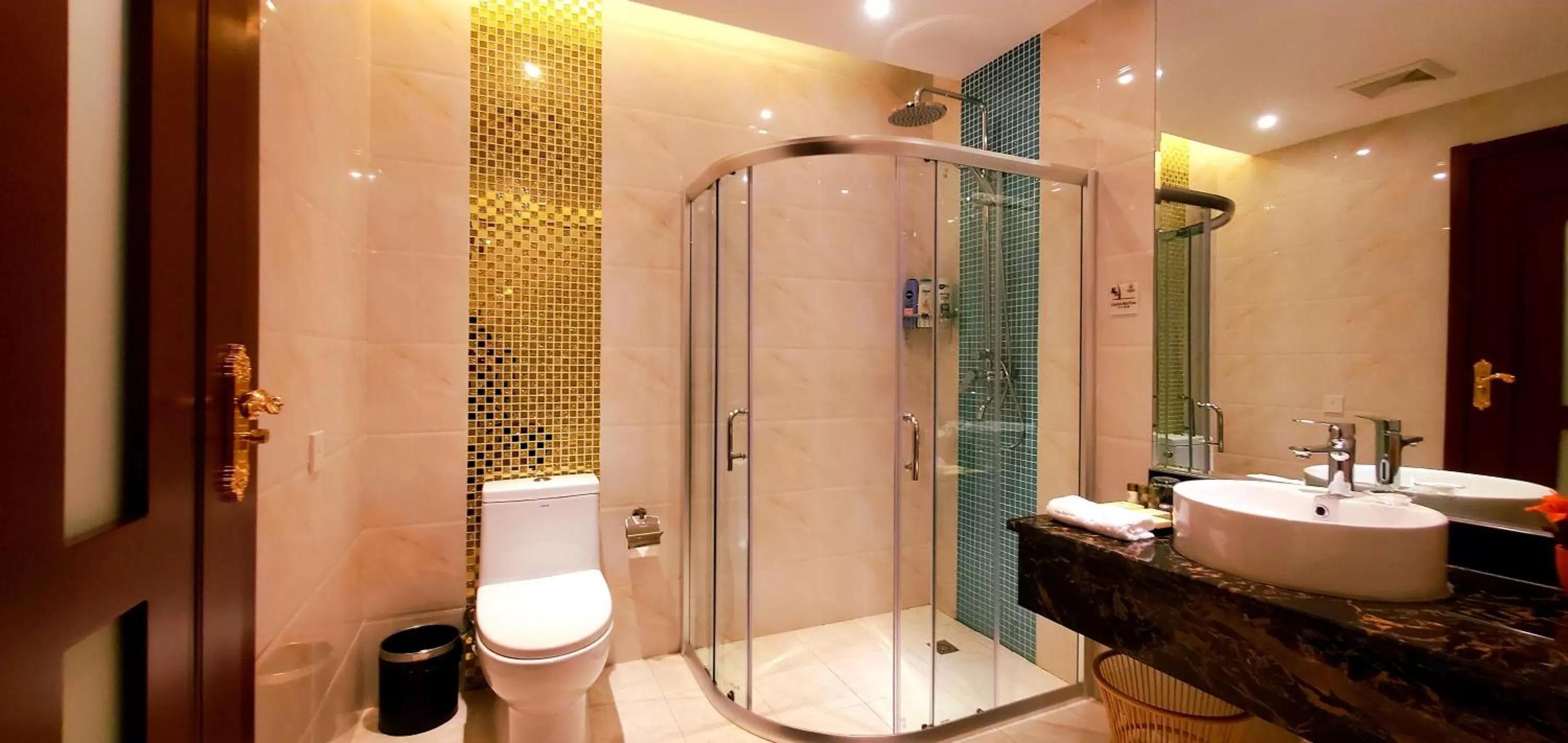 Shower in Golden Peacock Hotel Blantyre