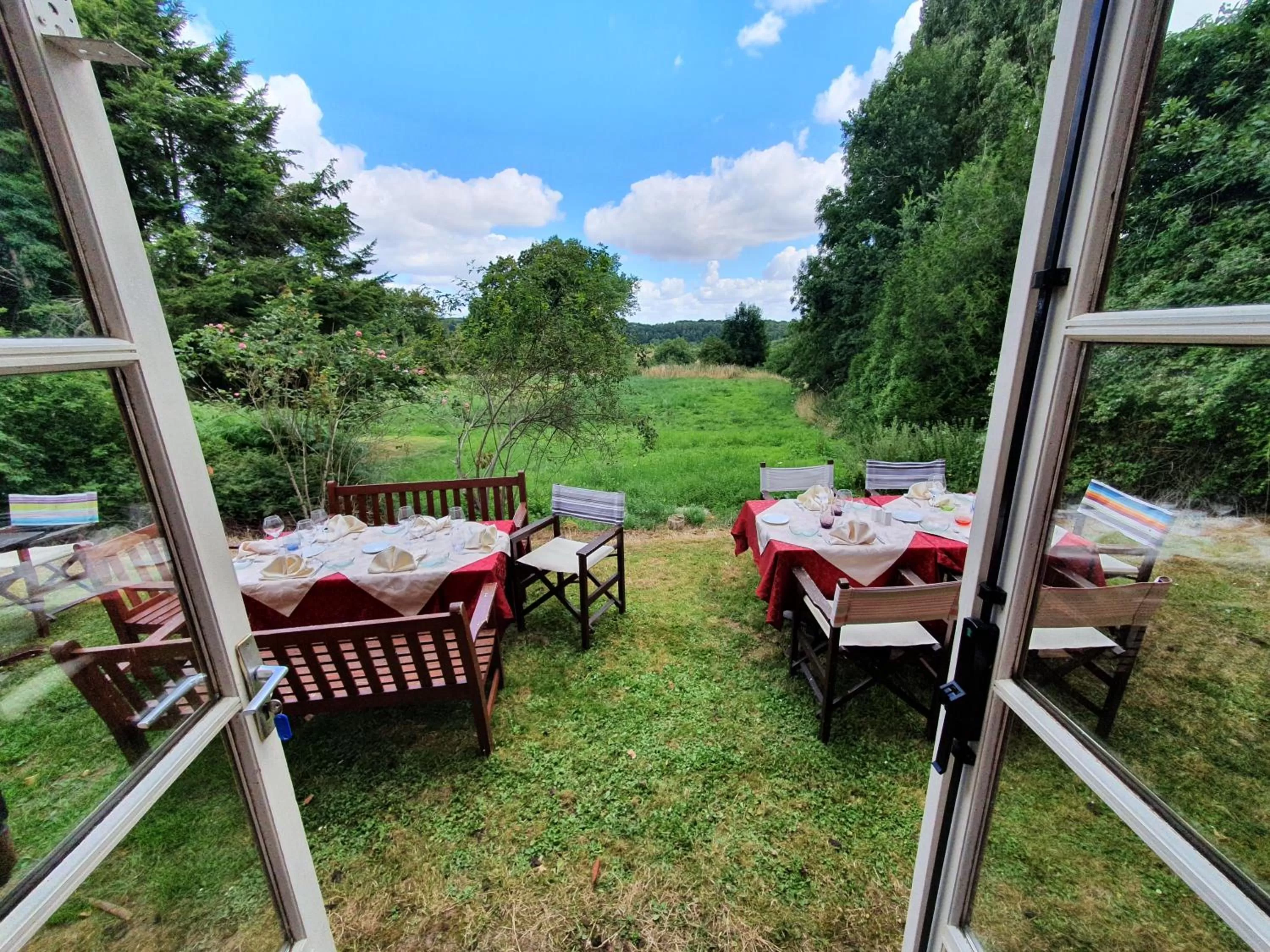 Restaurant/places to eat in Château Corneille