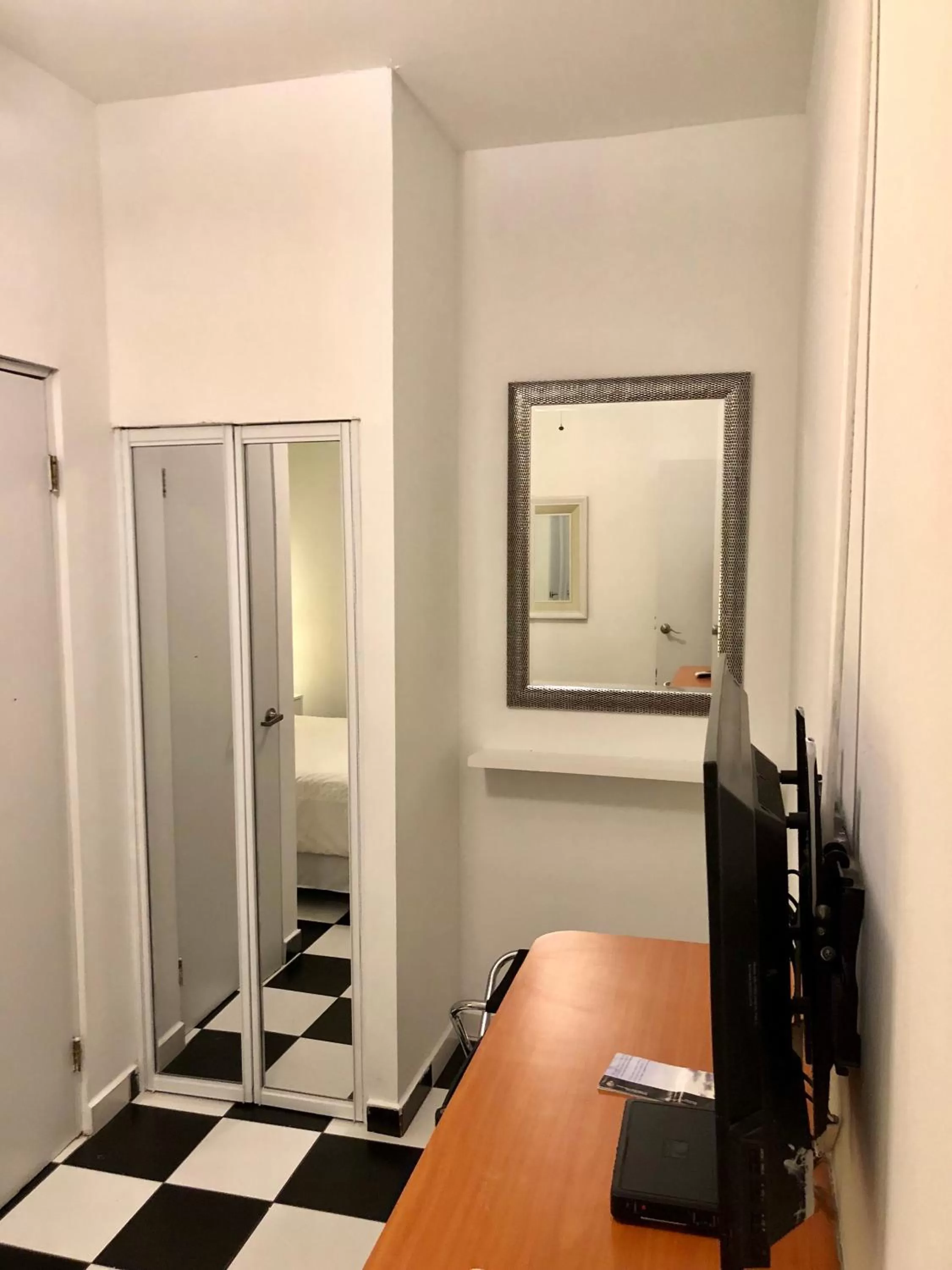 TV and multimedia, TV/Entertainment Center in Navona Studios