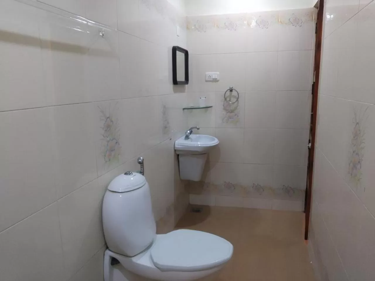 Bathroom in Hotel Thushara