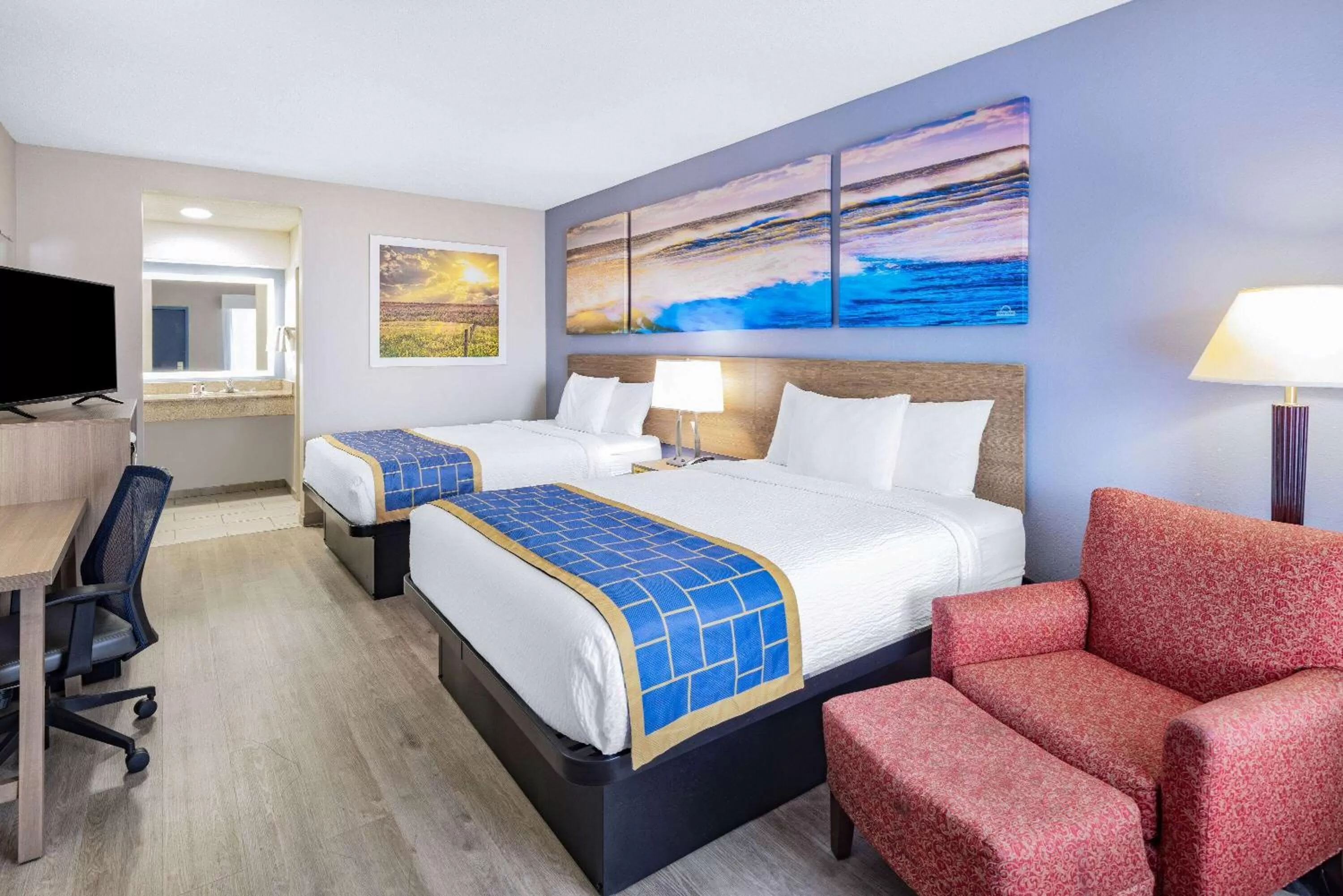 Photo of the whole room, Bed in Days Inn & Suites by Wyndham Savannah Midtown
