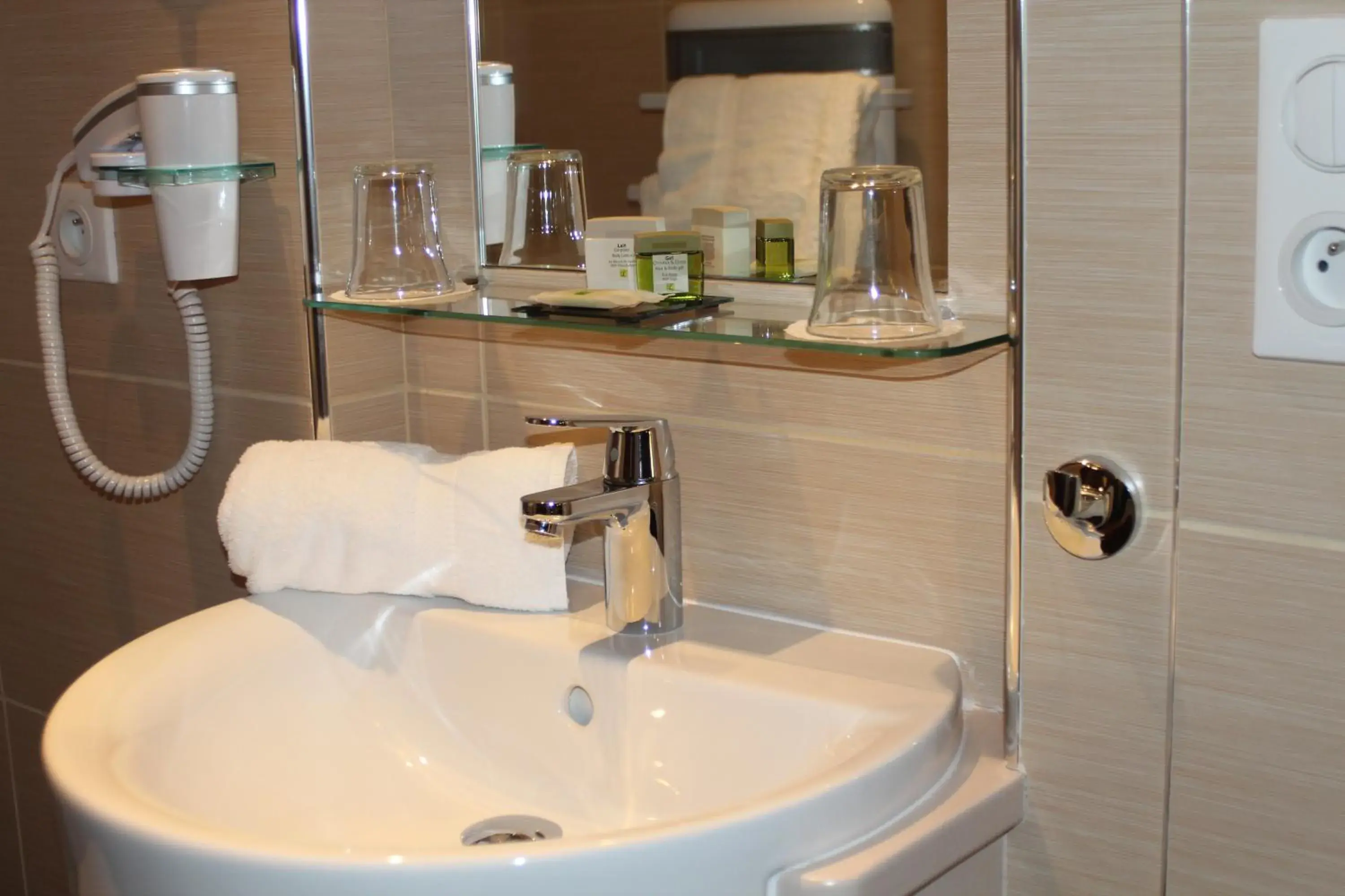 Comfort Double Room in Logis Hôtels Restaurant Les 3 Rois Comfort Double Room in Logis Hôtels Restaurant Les 3 Rois