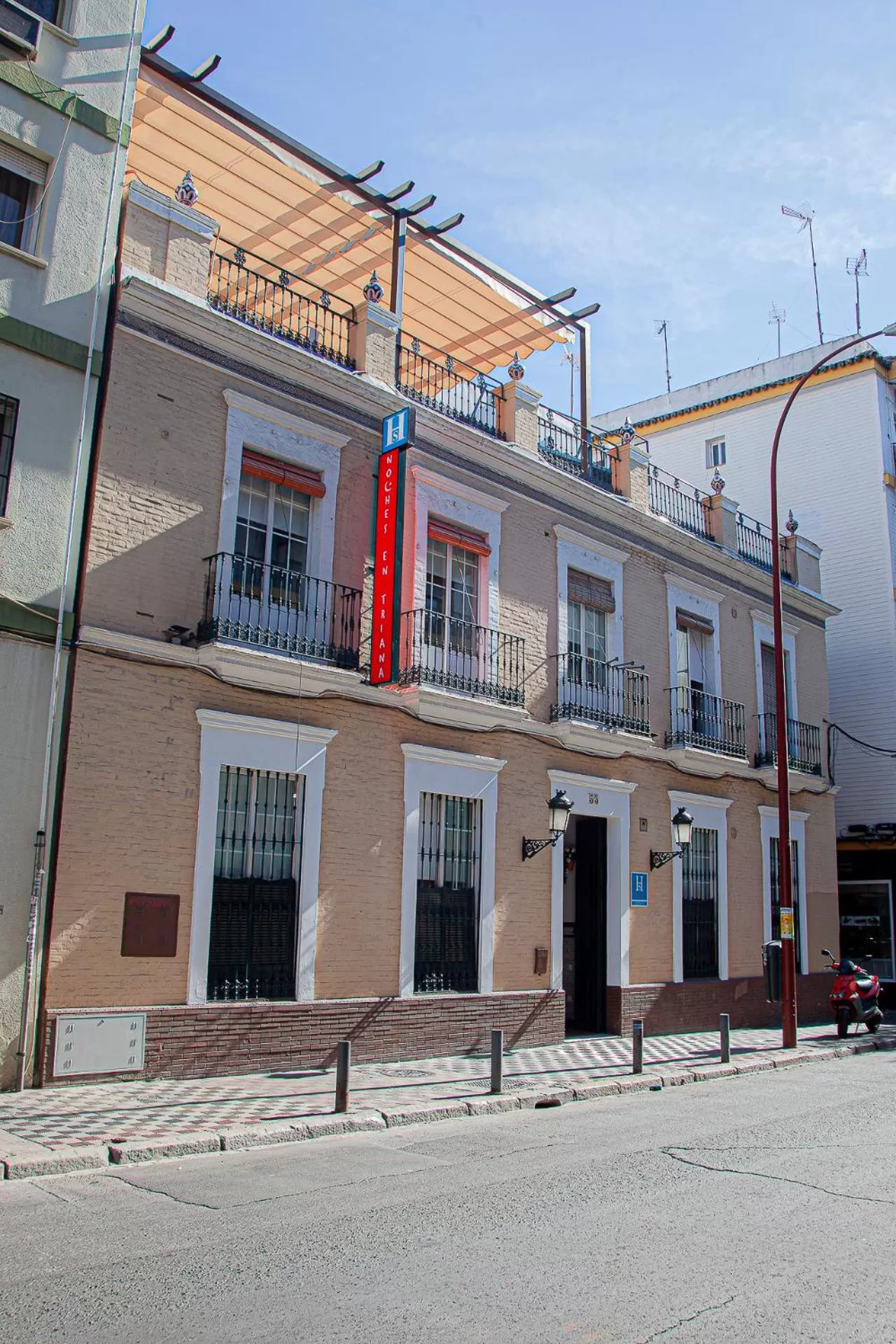 Property building in Noches en Triana