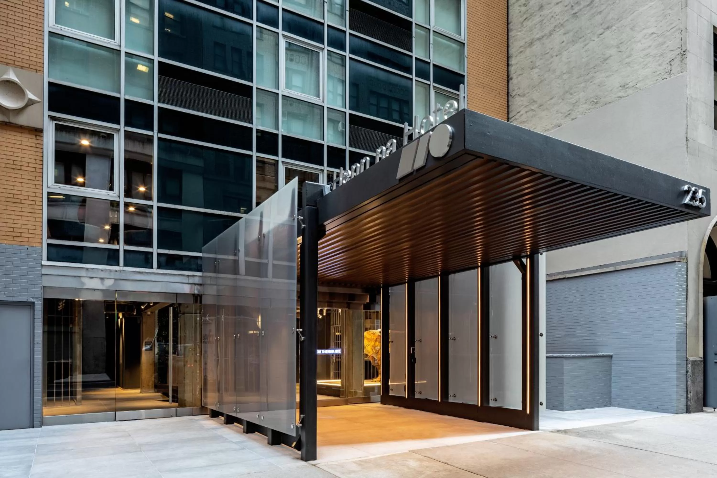 Facade/entrance in Henn na Hotel New York